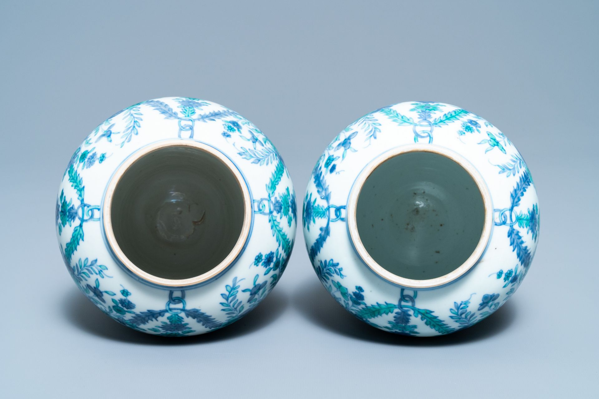 A pair of rare Chinese export porcelain urns and covers, Qianlong - Bild 5 aus 11
