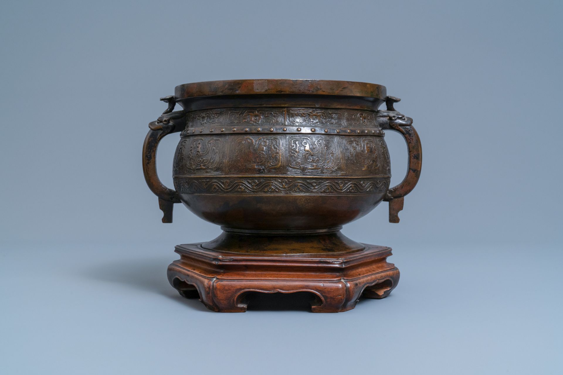 A large Chinese bronze 'Gui' vessel on hardwood stand, Yuan - Bild 2 aus 9