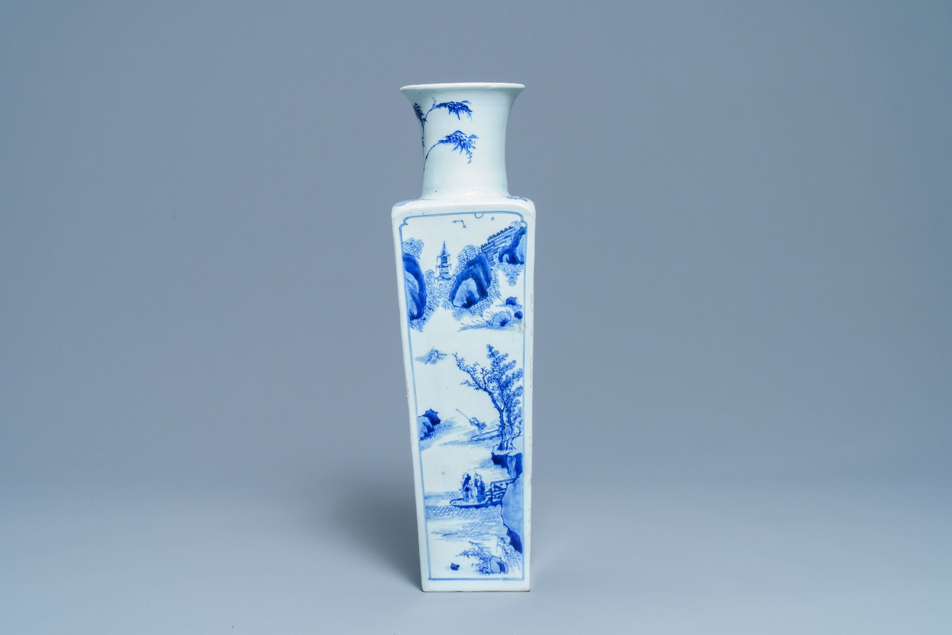 A square Chinese blue and white vase, Kangxi mark and of the period - Bild 2 aus 10