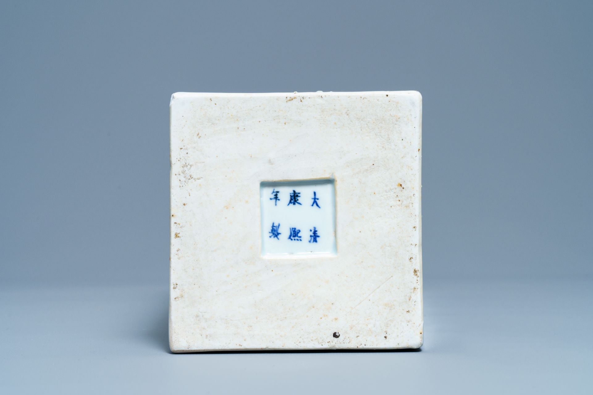 A square Chinese blue and white vase, Kangxi mark and of the period - Bild 9 aus 10