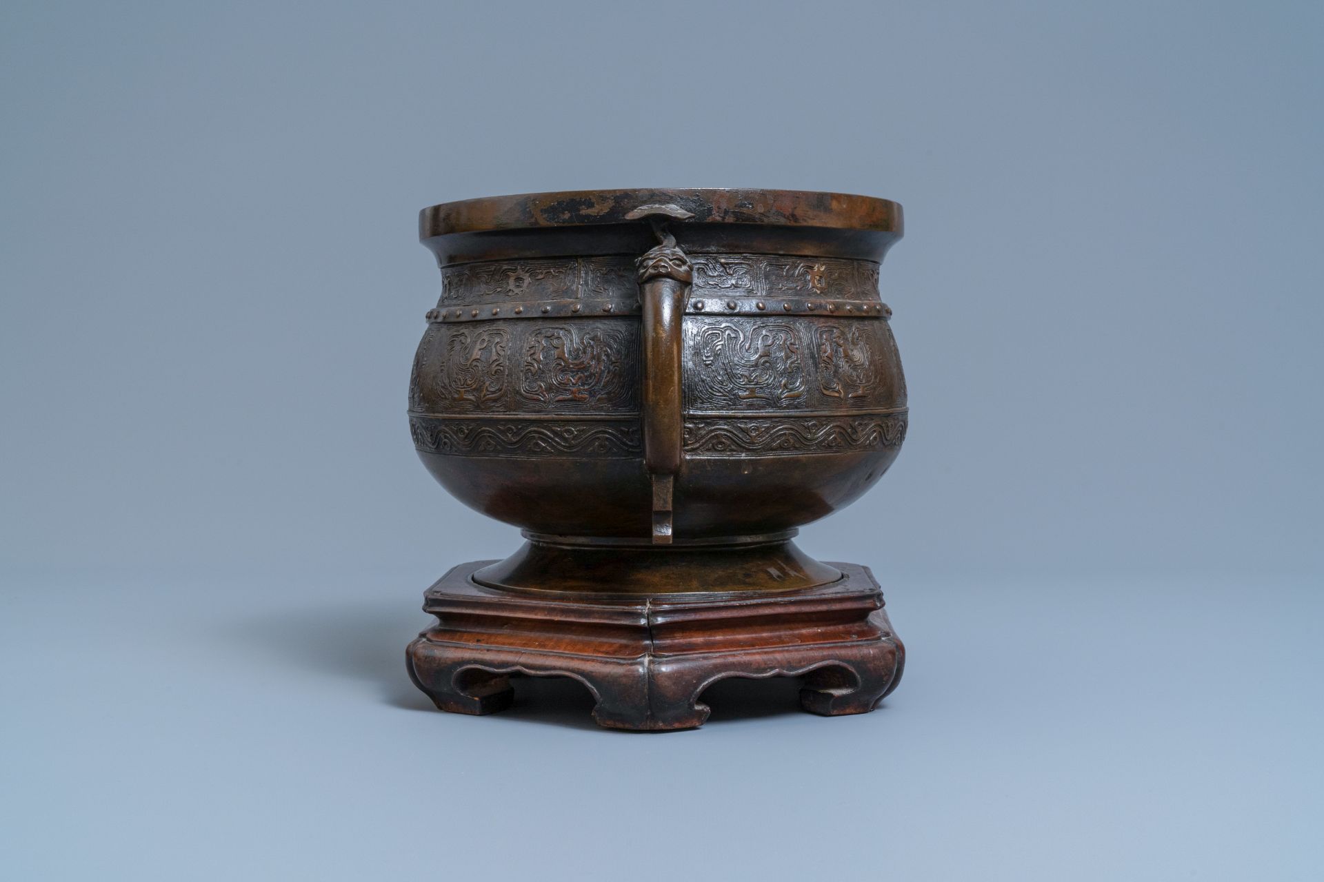 A large Chinese bronze 'Gui' vessel on hardwood stand, Yuan - Bild 5 aus 9