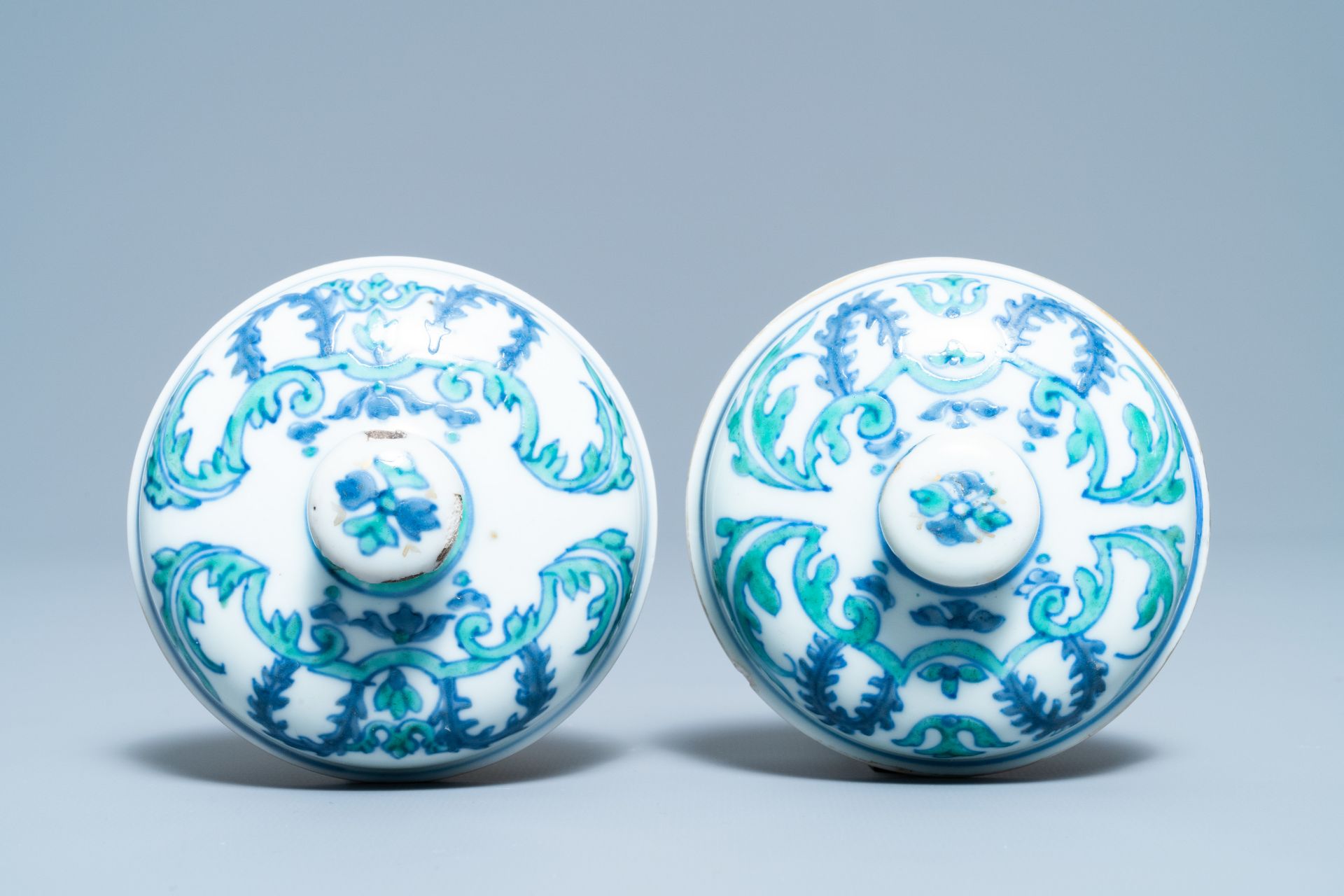 A pair of rare Chinese export porcelain urns and covers, Qianlong - Image 7 of 11