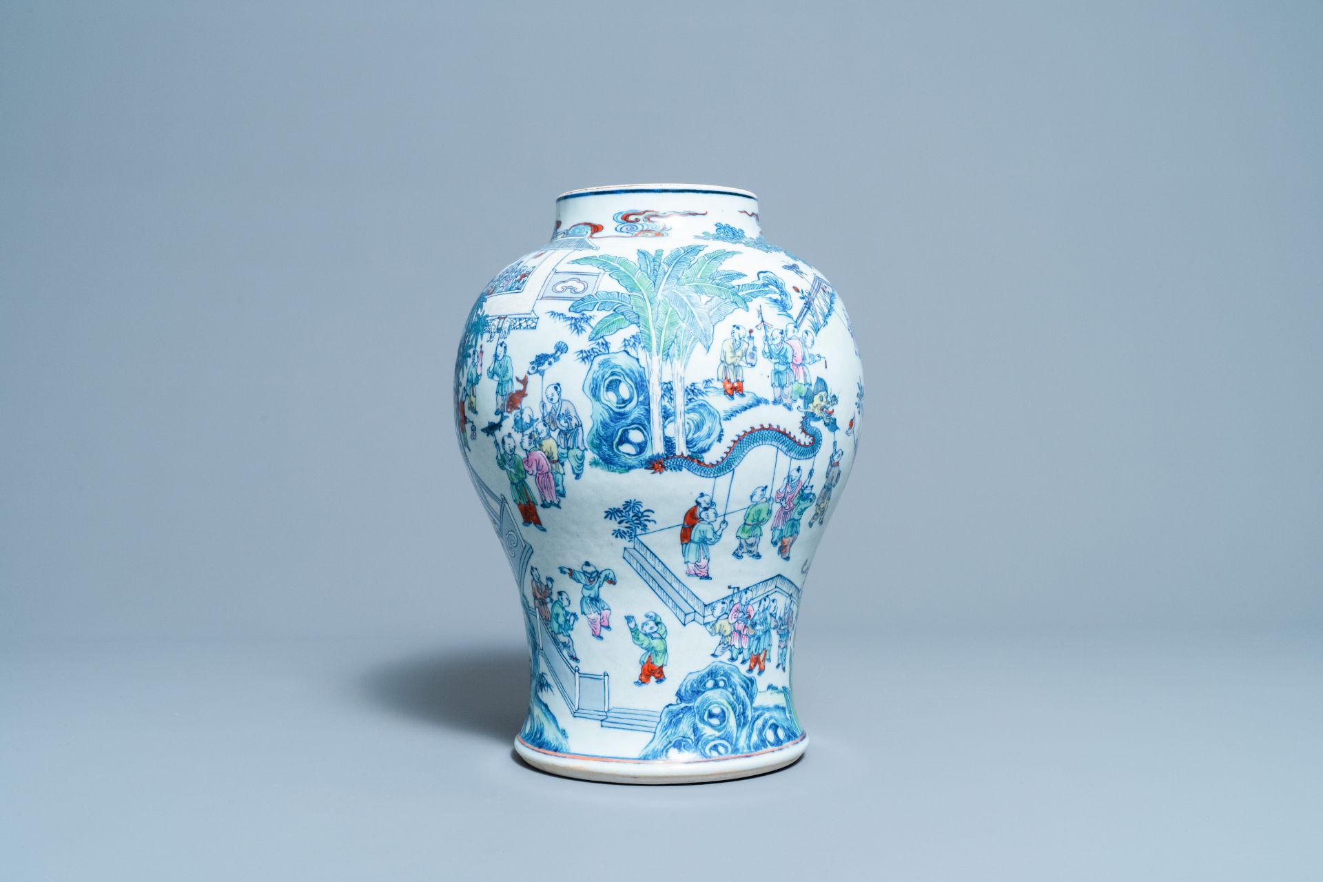 A Chinese doucai '100 boys' vase, Yongzheng/Qianlong - Bild 8 aus 11