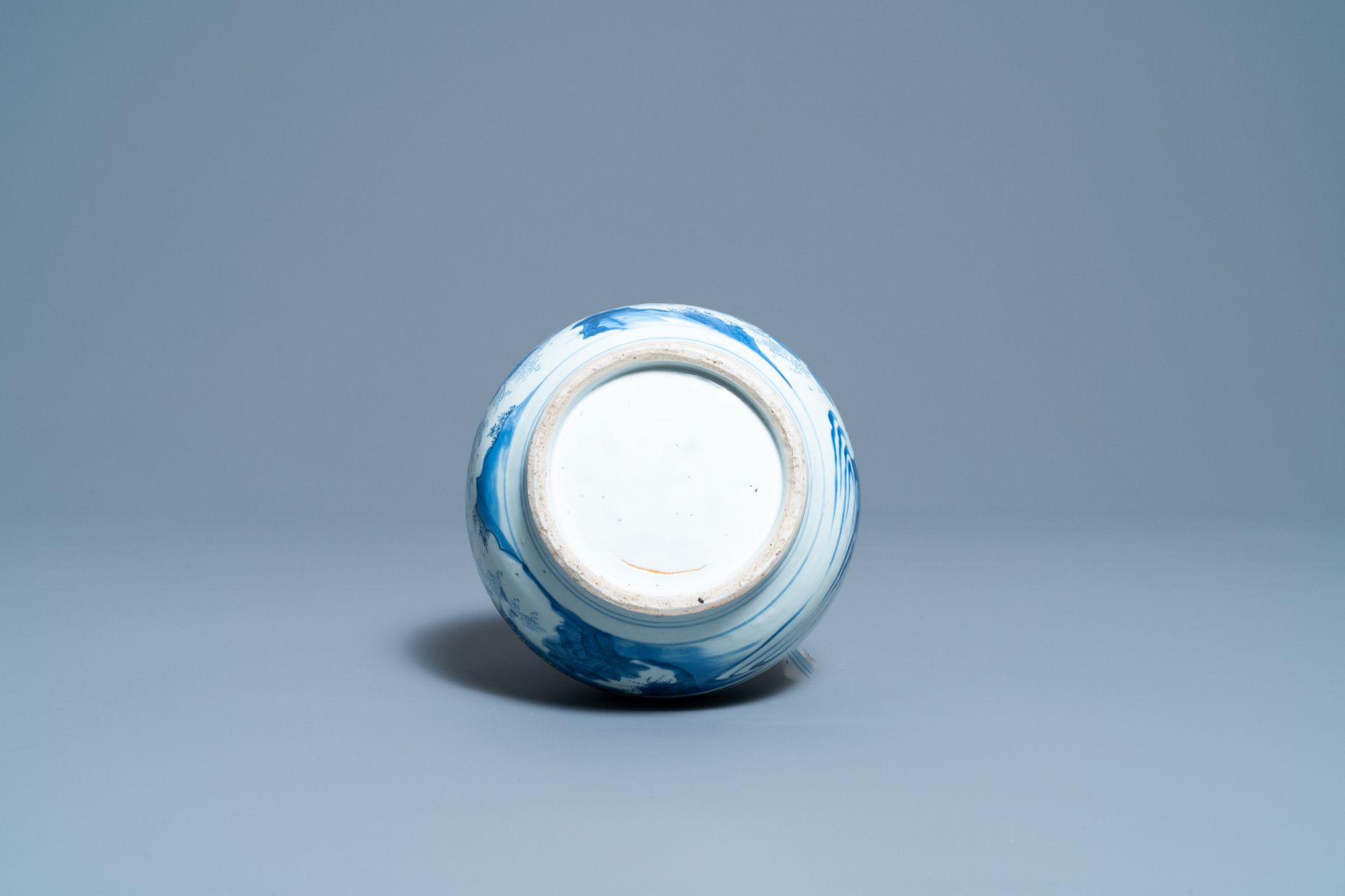 A Chinese blue and white bottle vase with figures in a landscape, Transitional period - Bild 6 aus 6