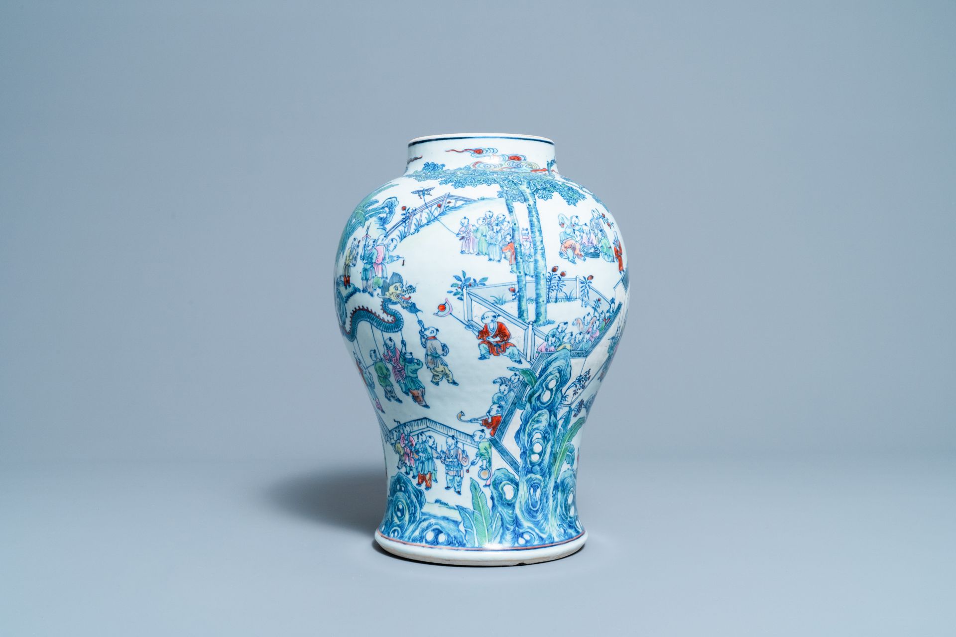 A Chinese doucai '100 boys' vase, Yongzheng/Qianlong - Bild 2 aus 11