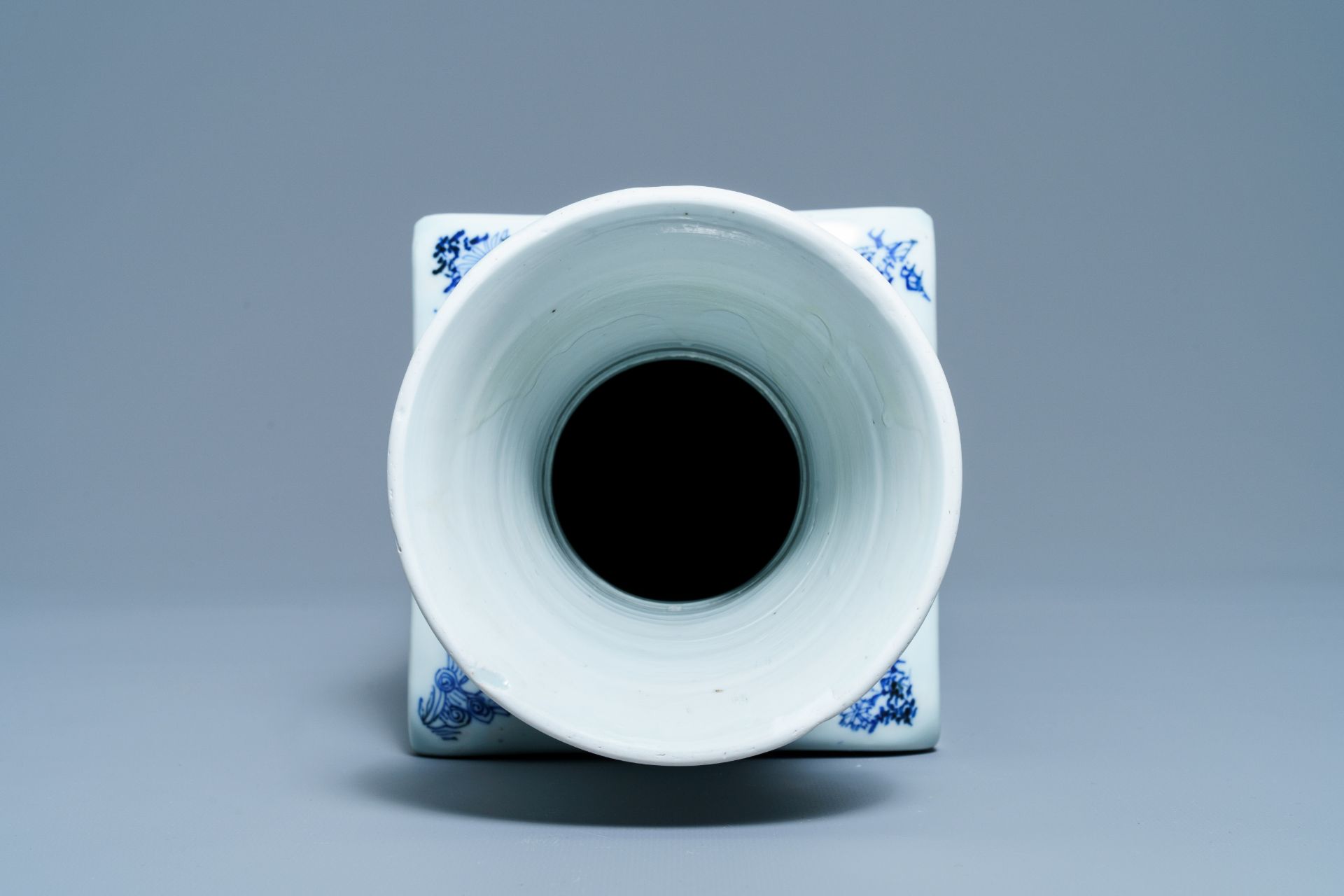 A square Chinese blue and white vase, Kangxi mark and of the period - Bild 10 aus 10