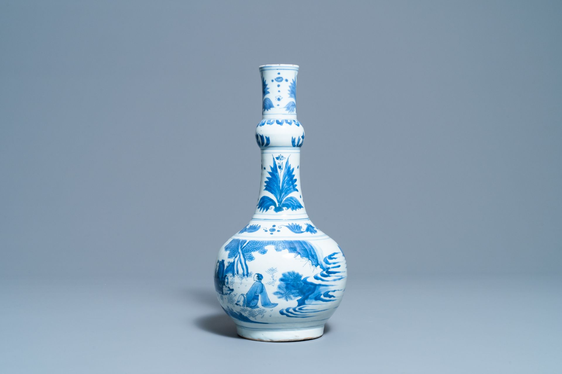 A Chinese blue and white bottle vase with figures in a landscape, Transitional period - Bild 2 aus 6
