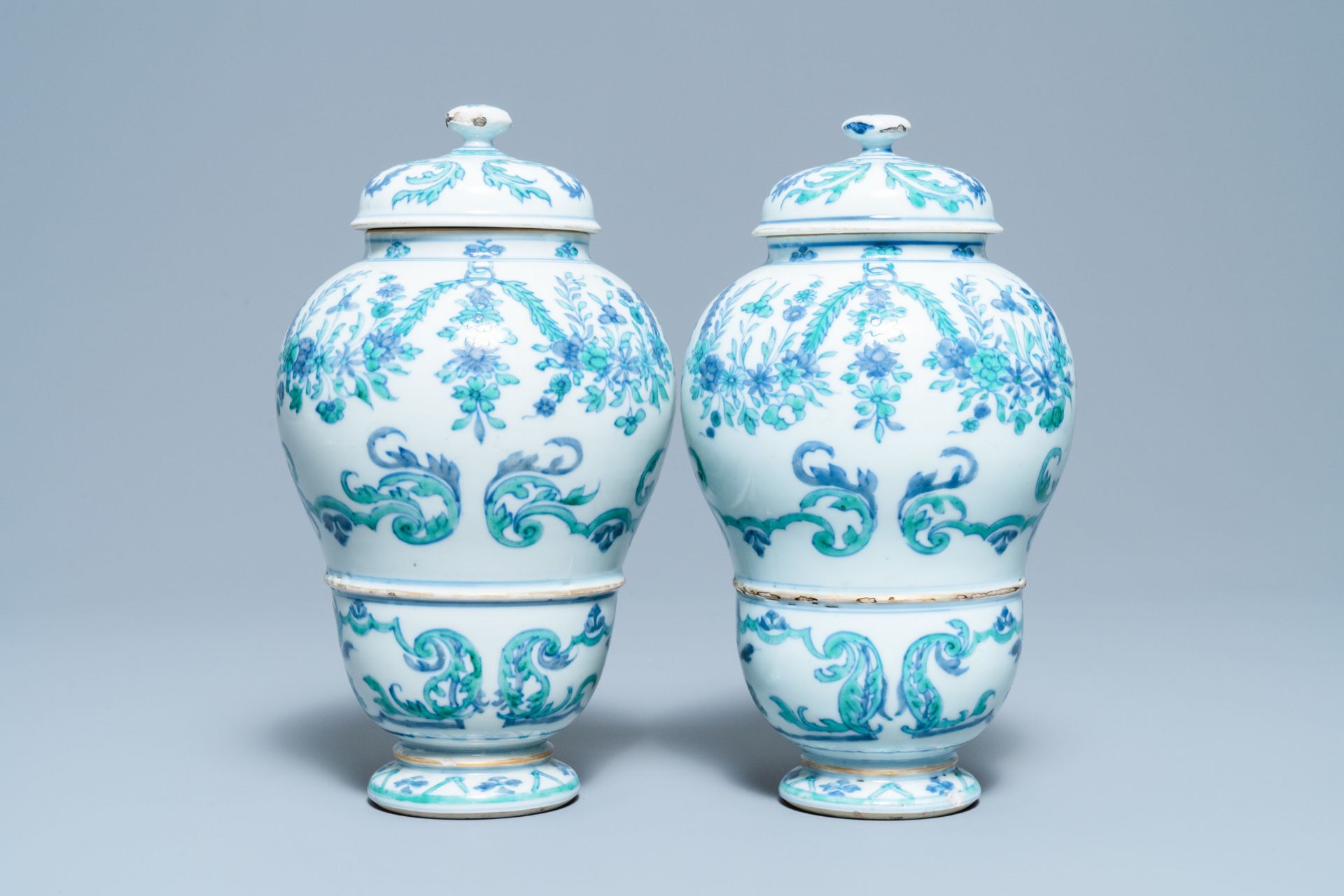 A pair of rare Chinese export porcelain urns and covers, Qianlong - Image 3 of 11