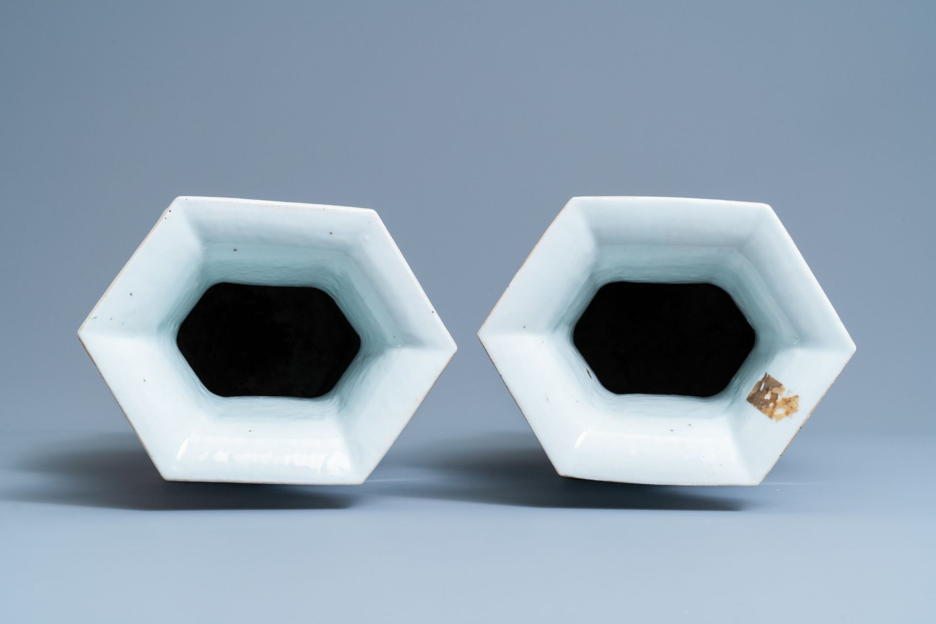 A pair of hexagonal Chinese qianjiang cai vases, 19th/20th C. - Bild 5 aus 6