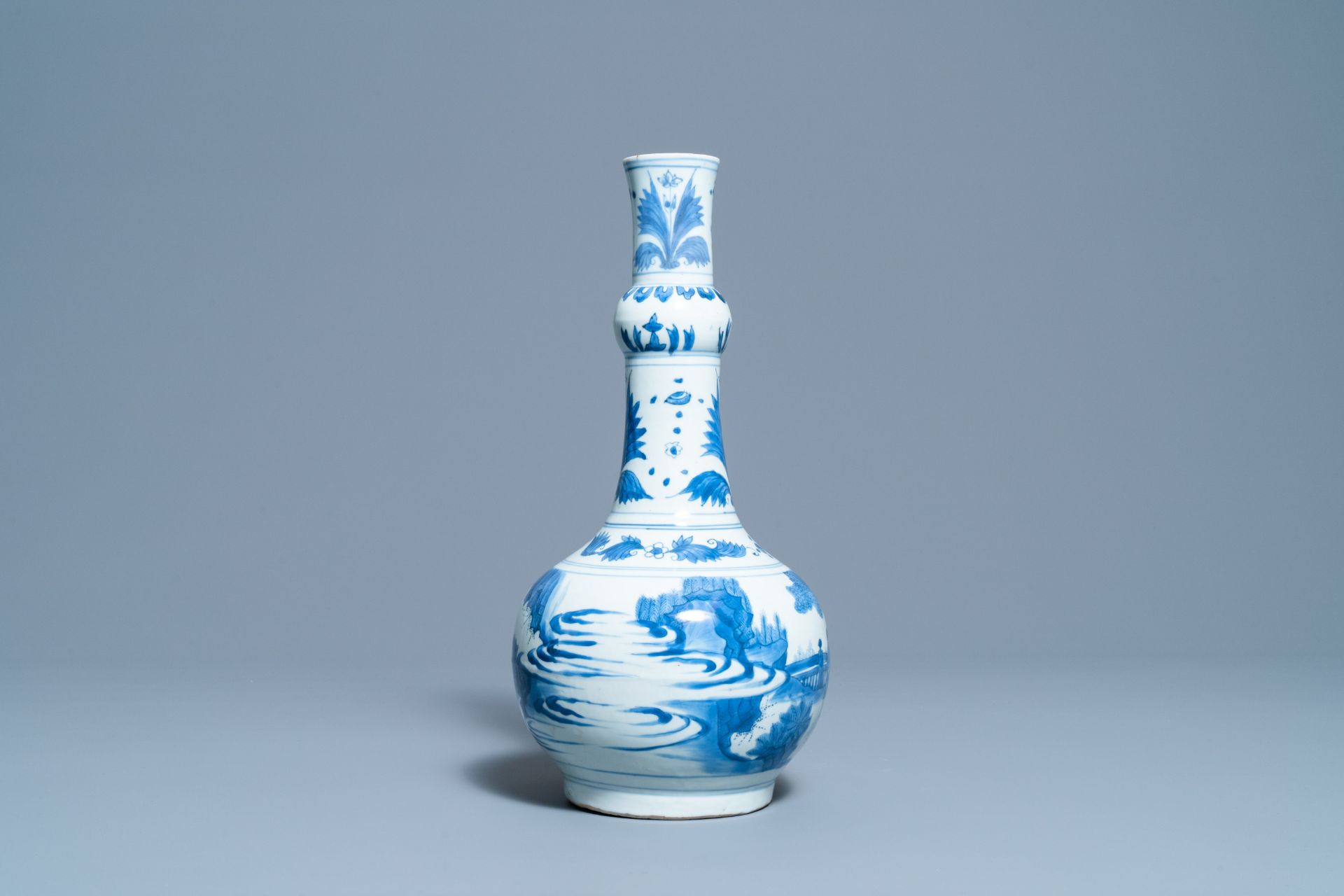 A Chinese blue and white bottle vase with figures in a landscape, Transitional period - Bild 3 aus 6