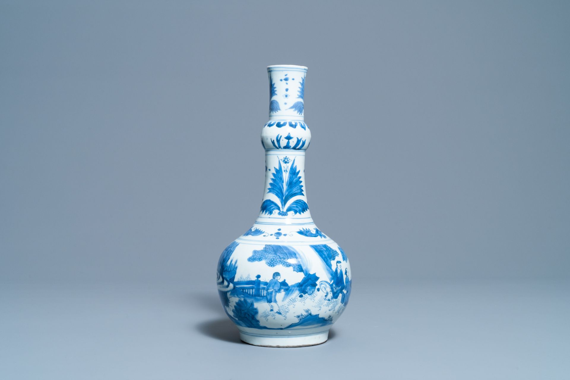 A Chinese blue and white bottle vase with figures in a landscape, Transitional period - Bild 4 aus 6