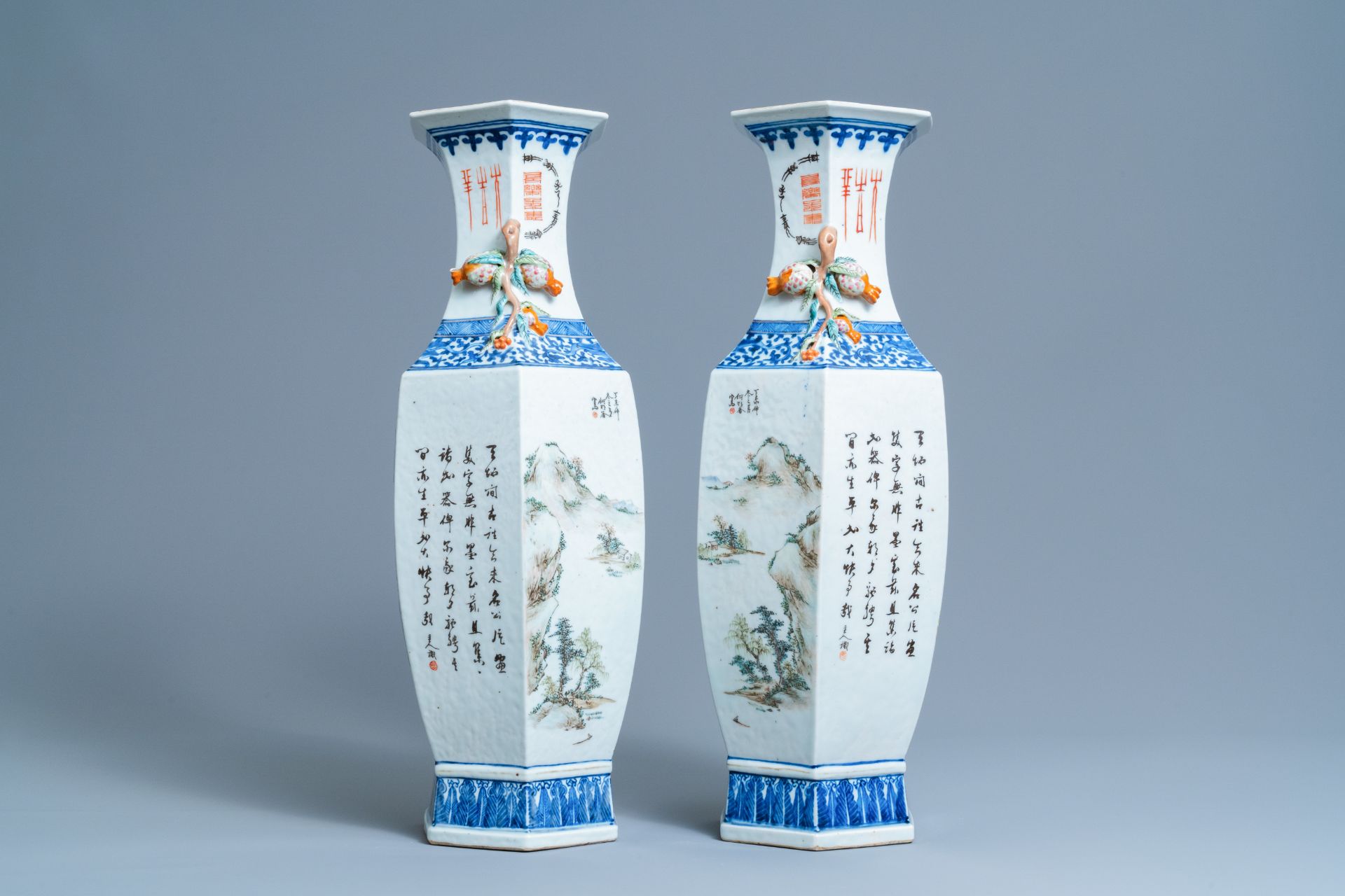 A pair of hexagonal Chinese qianjiang cai vases, 19th/20th C. - Bild 4 aus 6