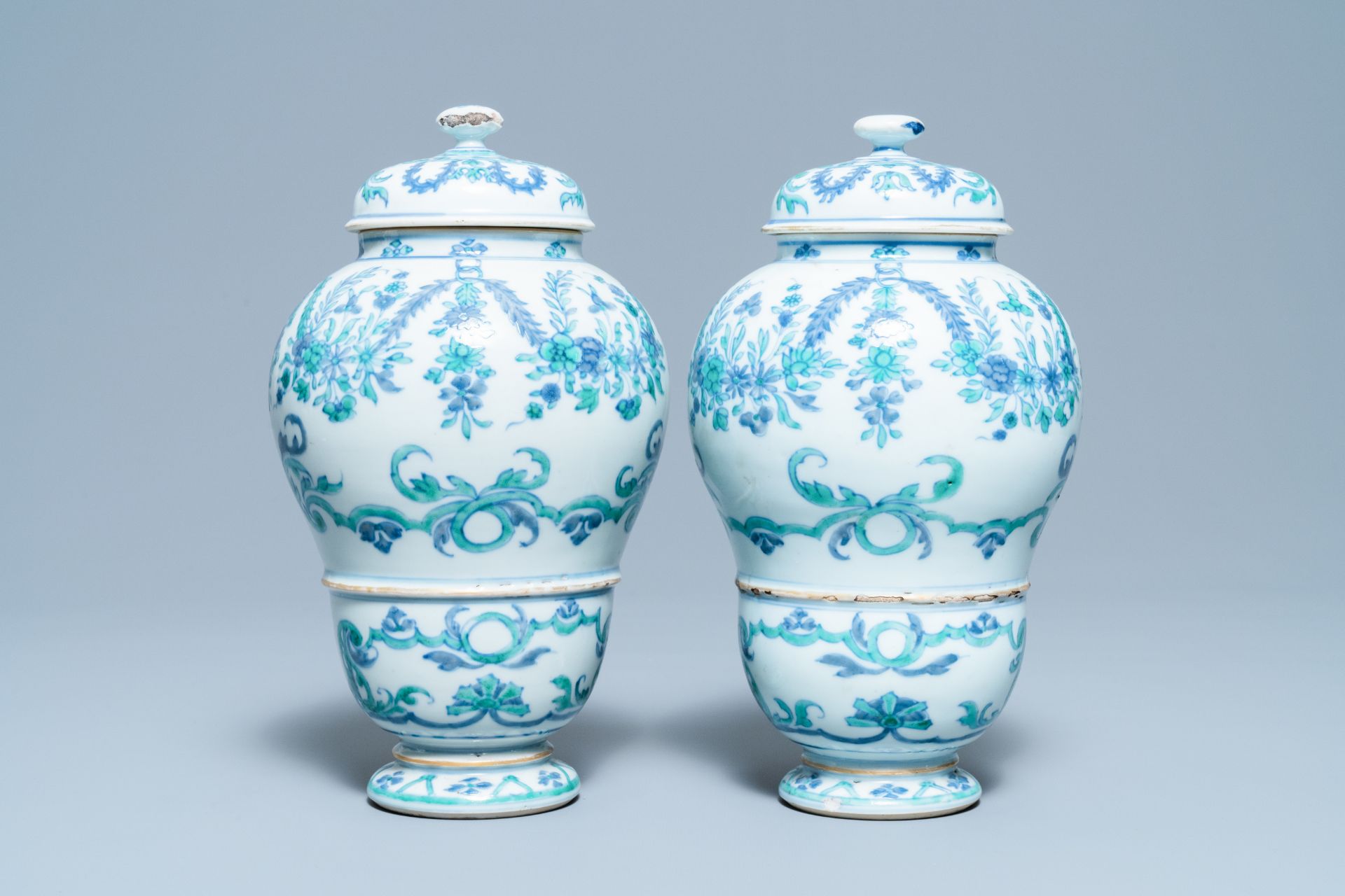 A pair of rare Chinese export porcelain urns and covers, Qianlong - Image 2 of 11