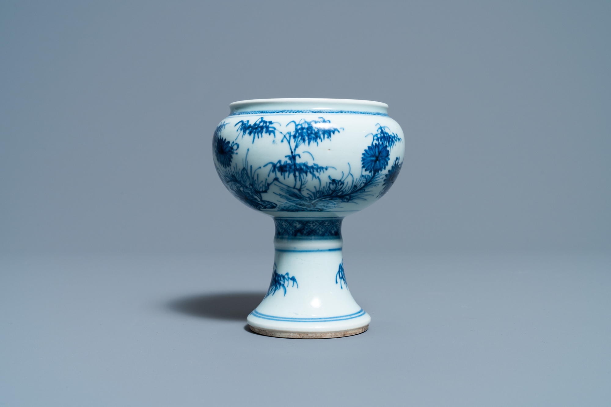 A Chinese blue and white stem cup with floral design, Kangxi/Yongzheng - Image 2 of 7