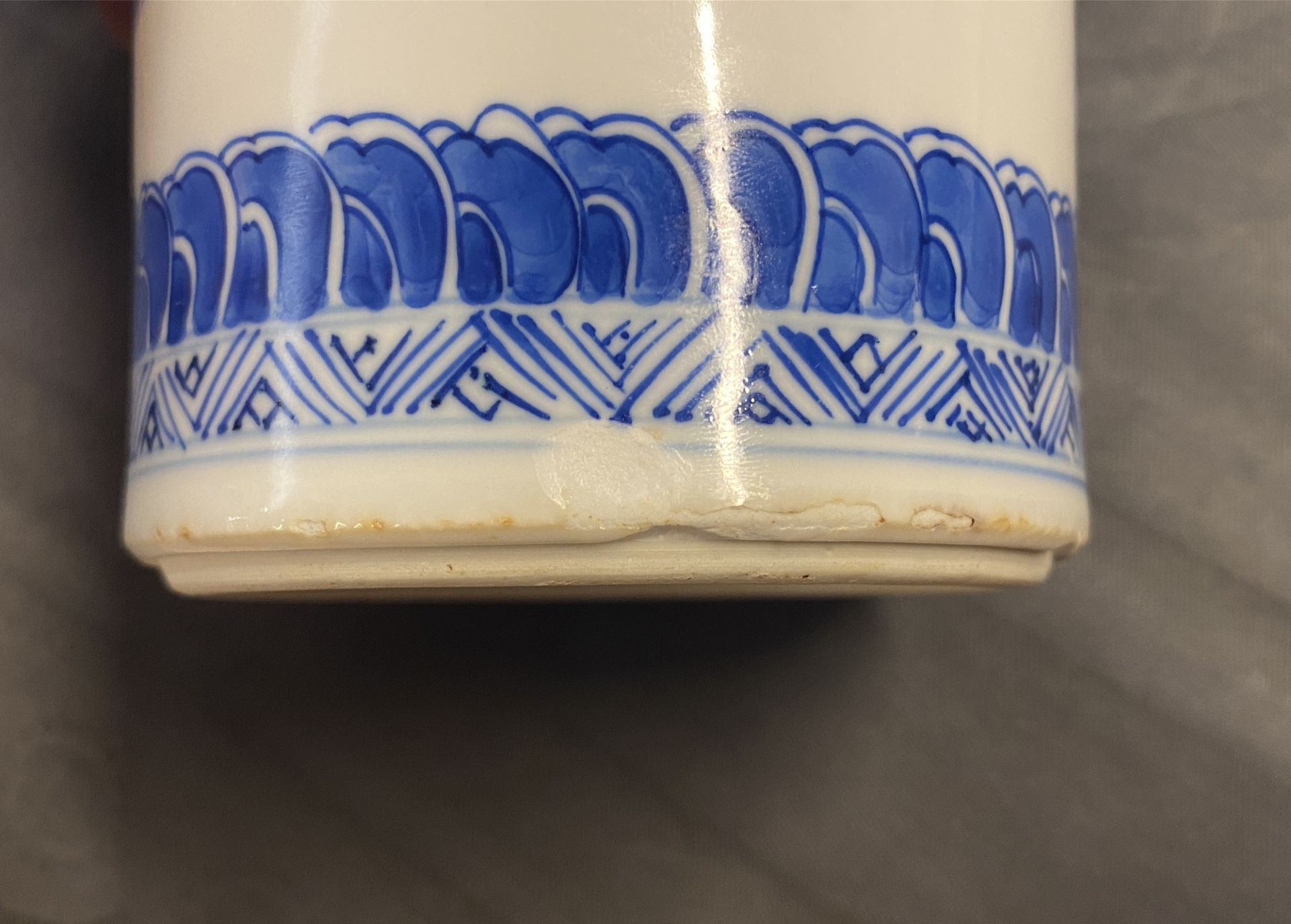 A Chinese blue and white rouleau vase, Kangxi - Image 12 of 13