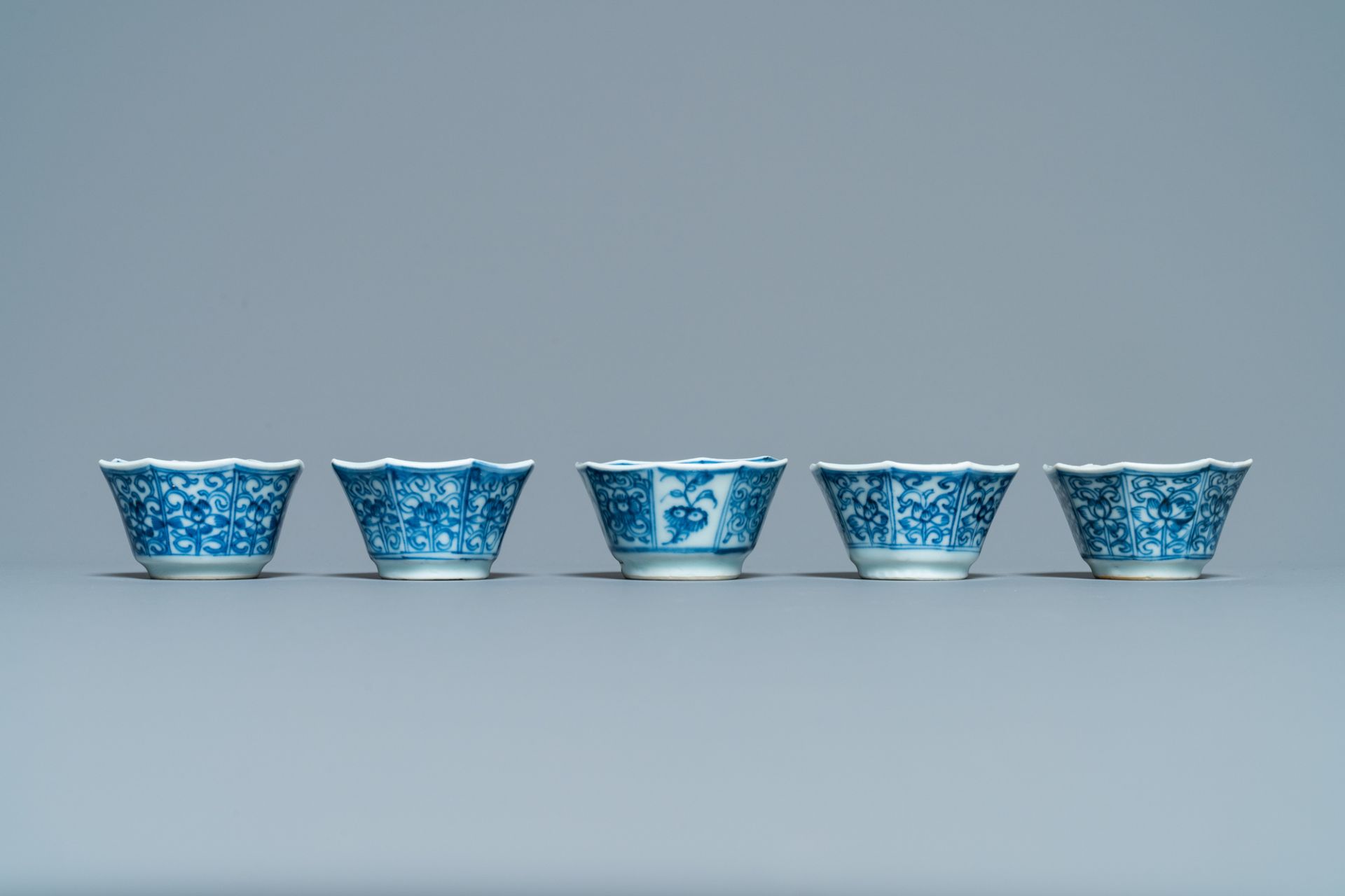 Sixteen Chinese blue and white saucers and fourteen cups, Kangxi - Image 7 of 17