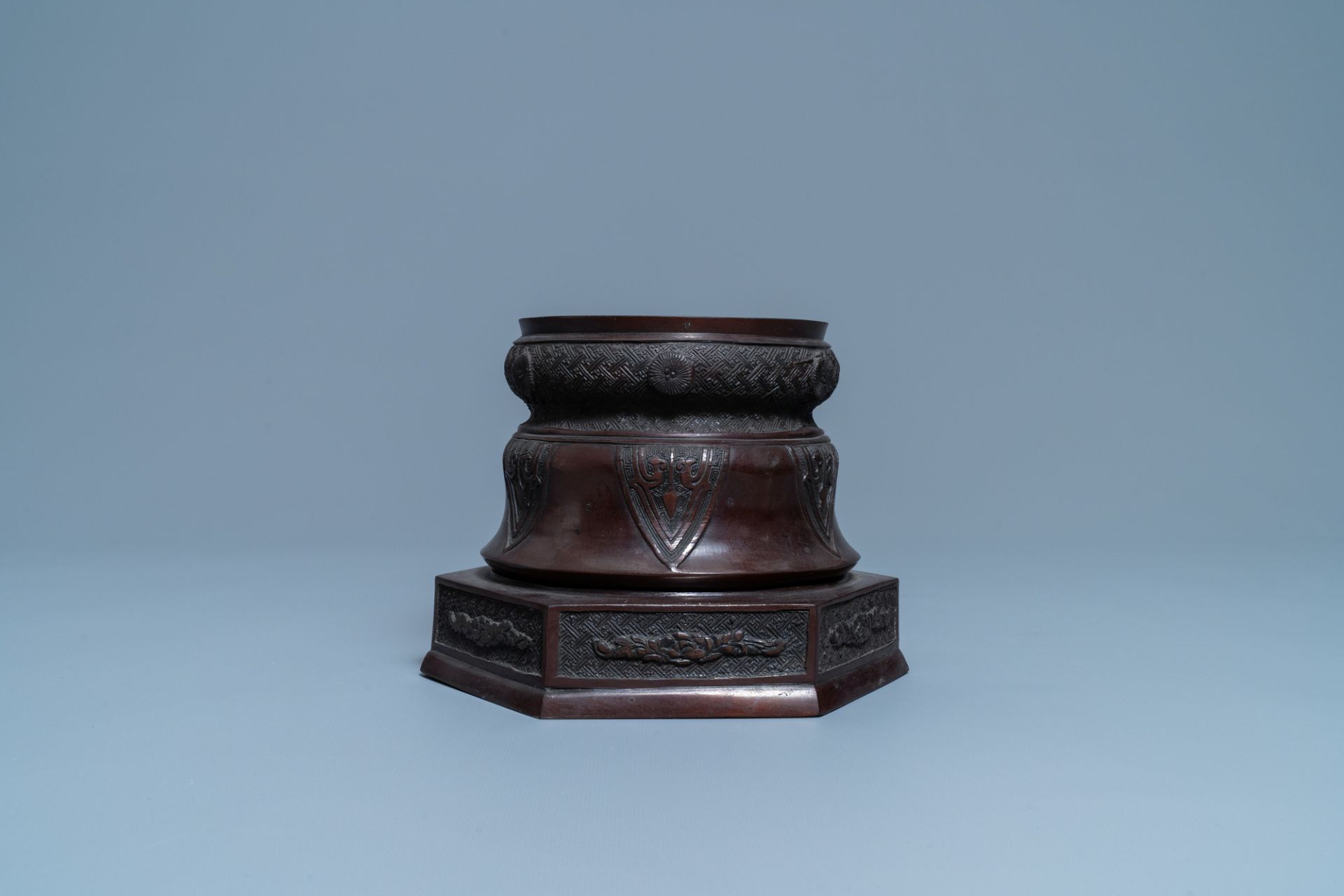 A fine Japanese bronze vase stand, Meiji, 19th C. - Image 4 of 7