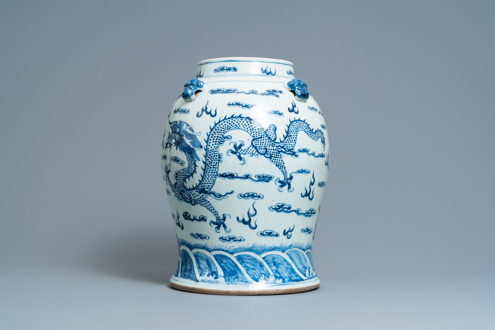 A Chinese blue and white 'dragon' vase, 19th C. - Image 4 of 6