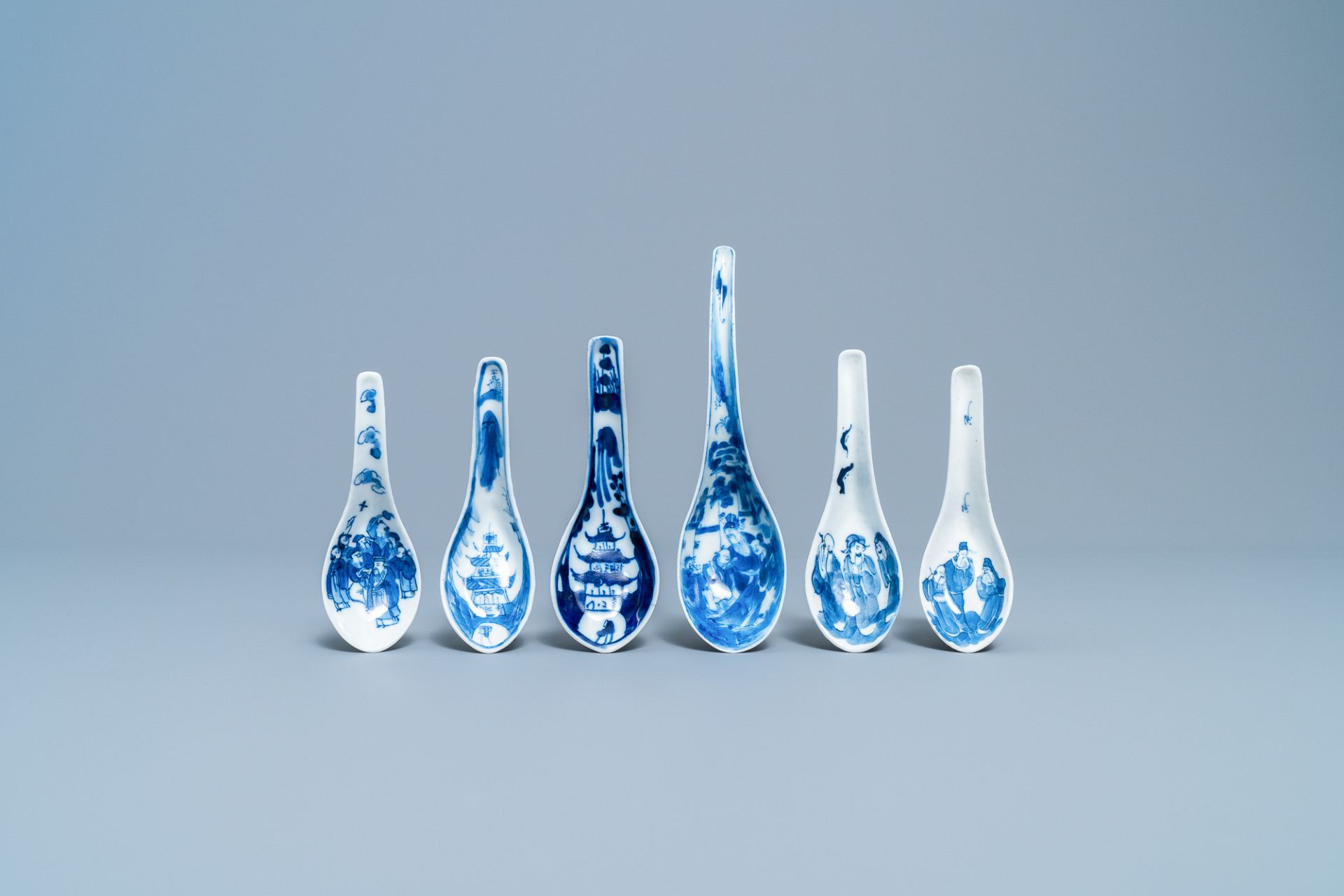 Seventeen Chinese blue and white spoons, 19/20th C. - Image 5 of 14