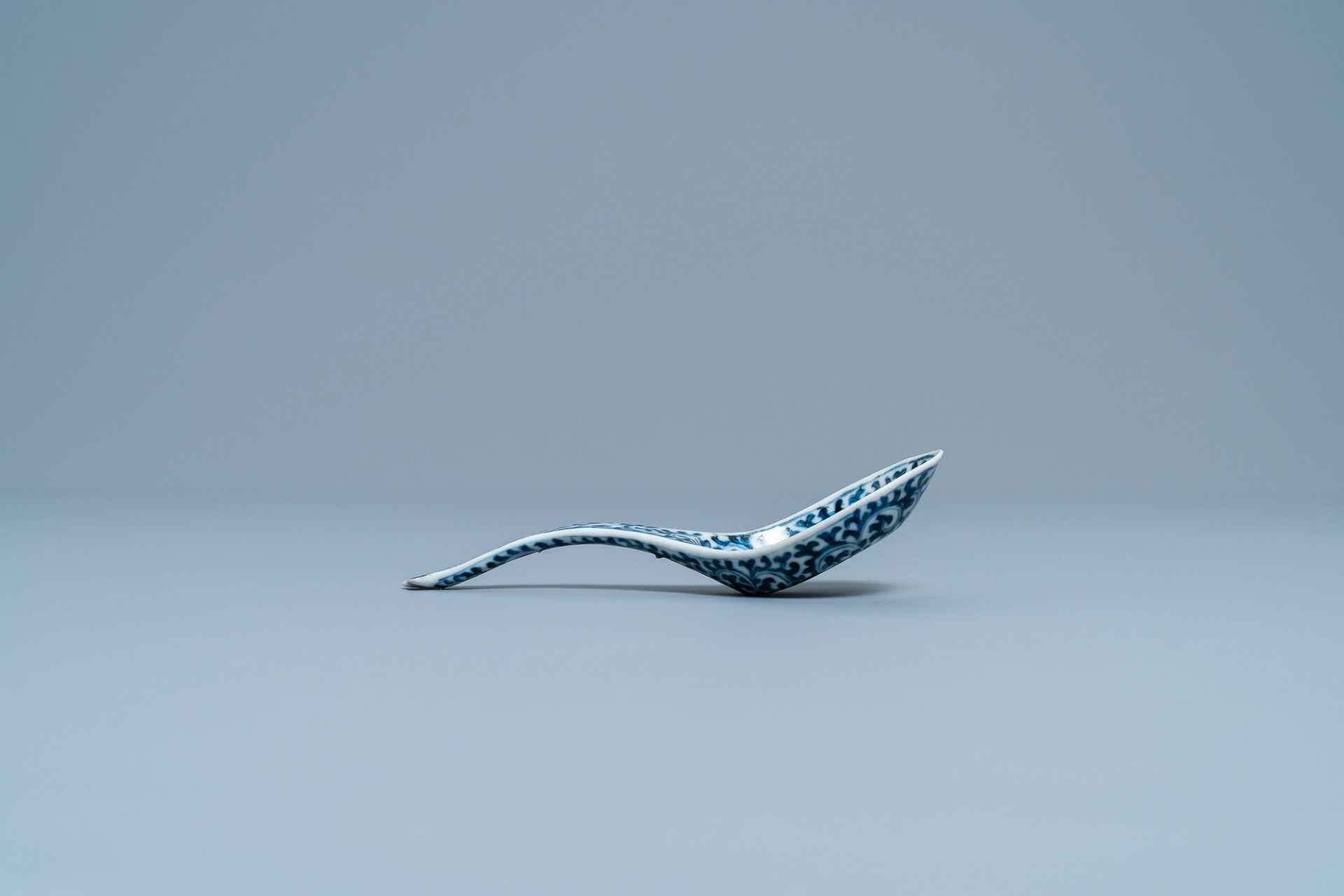 Forty Chinese blue and white spoons, 19/20th C. - Image 9 of 16