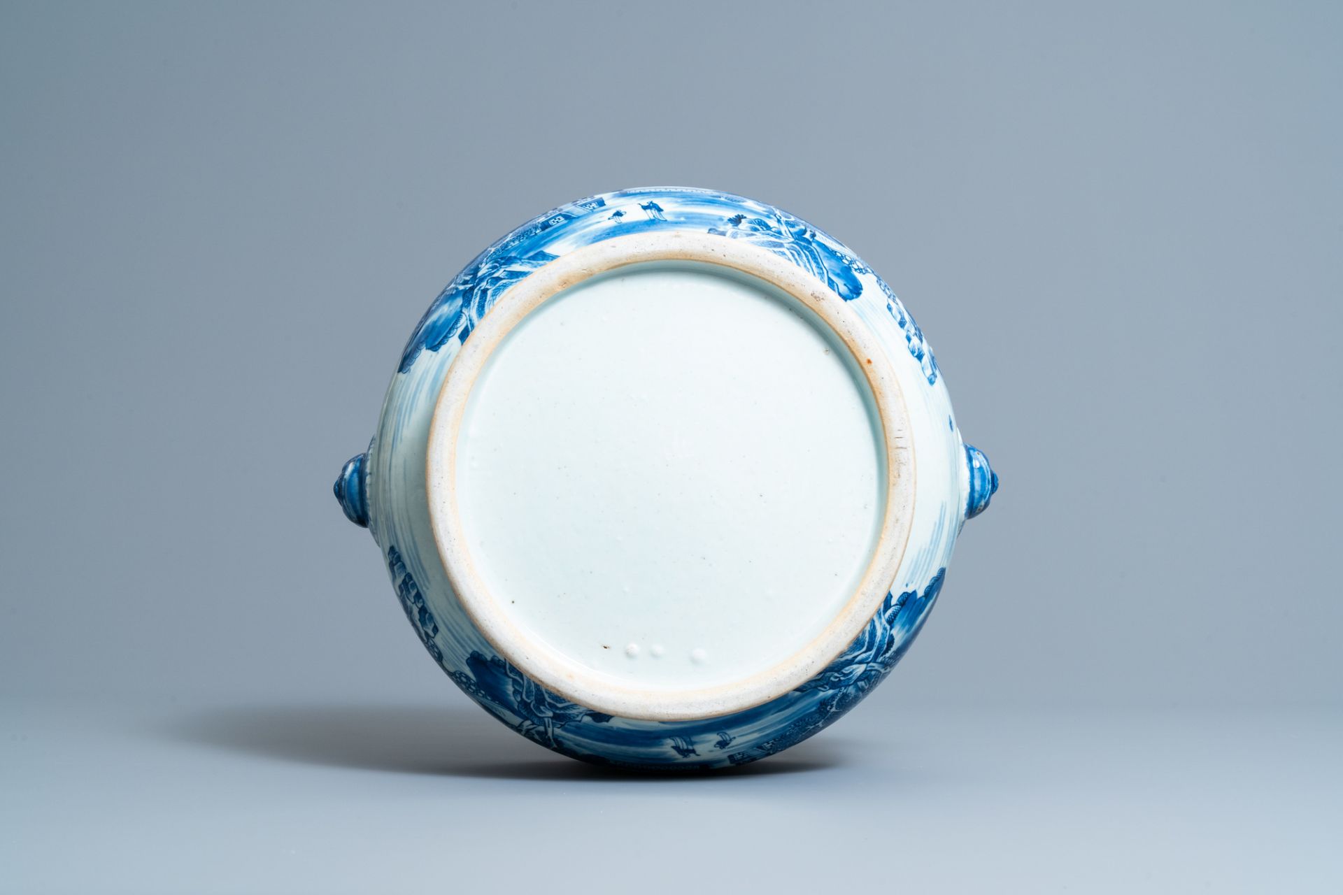 A large Chinese blue and white 'landscape' censer, Qianlong - Image 7 of 7
