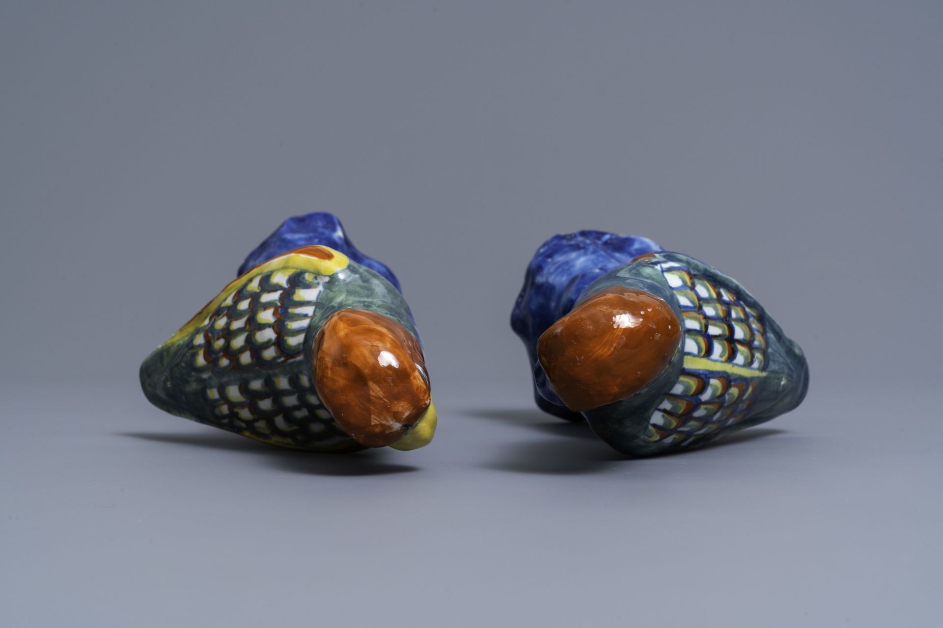 A pair of polychrome Dutch Delft models of parrots, 18th C. - Image 7 of 8