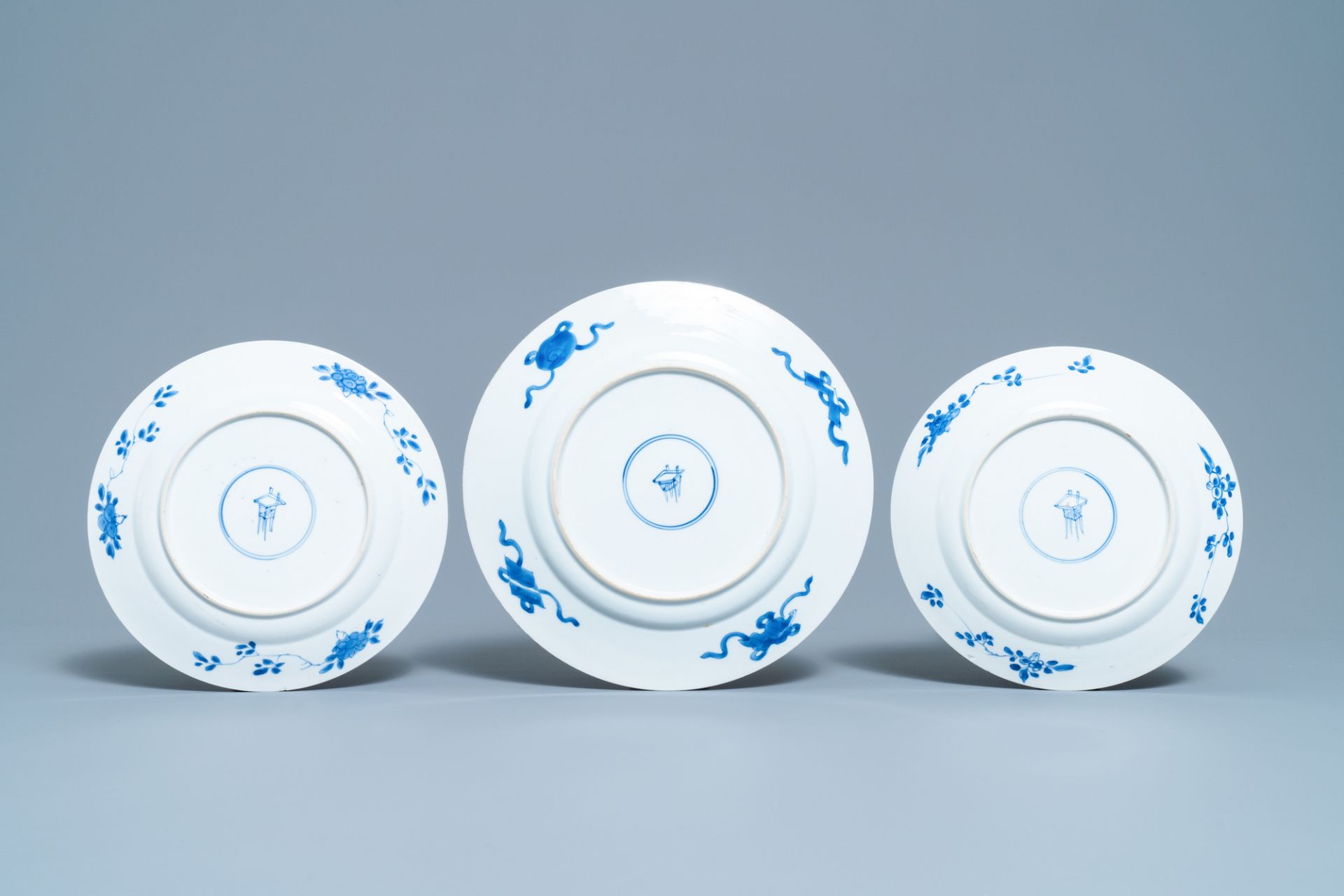 Eight Chinese blue and white plates with birds among blossoms, Kangxi - Image 5 of 7