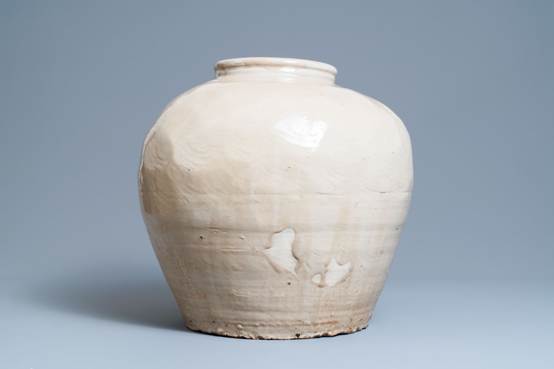 A large Chinese monochrome cream-glazed bulbous vase, 18/19th C. - Image 2 of 6