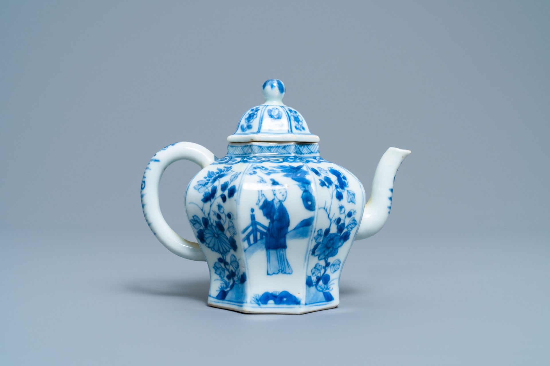 A Chinese blue and white teapot and cover, Kangxi - Image 4 of 15