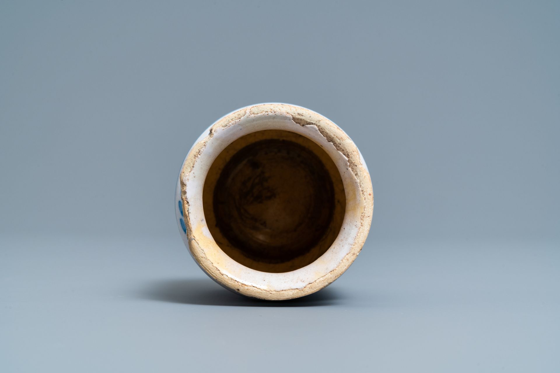 A polychrome maiolica albarello-type ointment jar, Northern Netherlands, ca. 1600 - Bild 6 aus 7