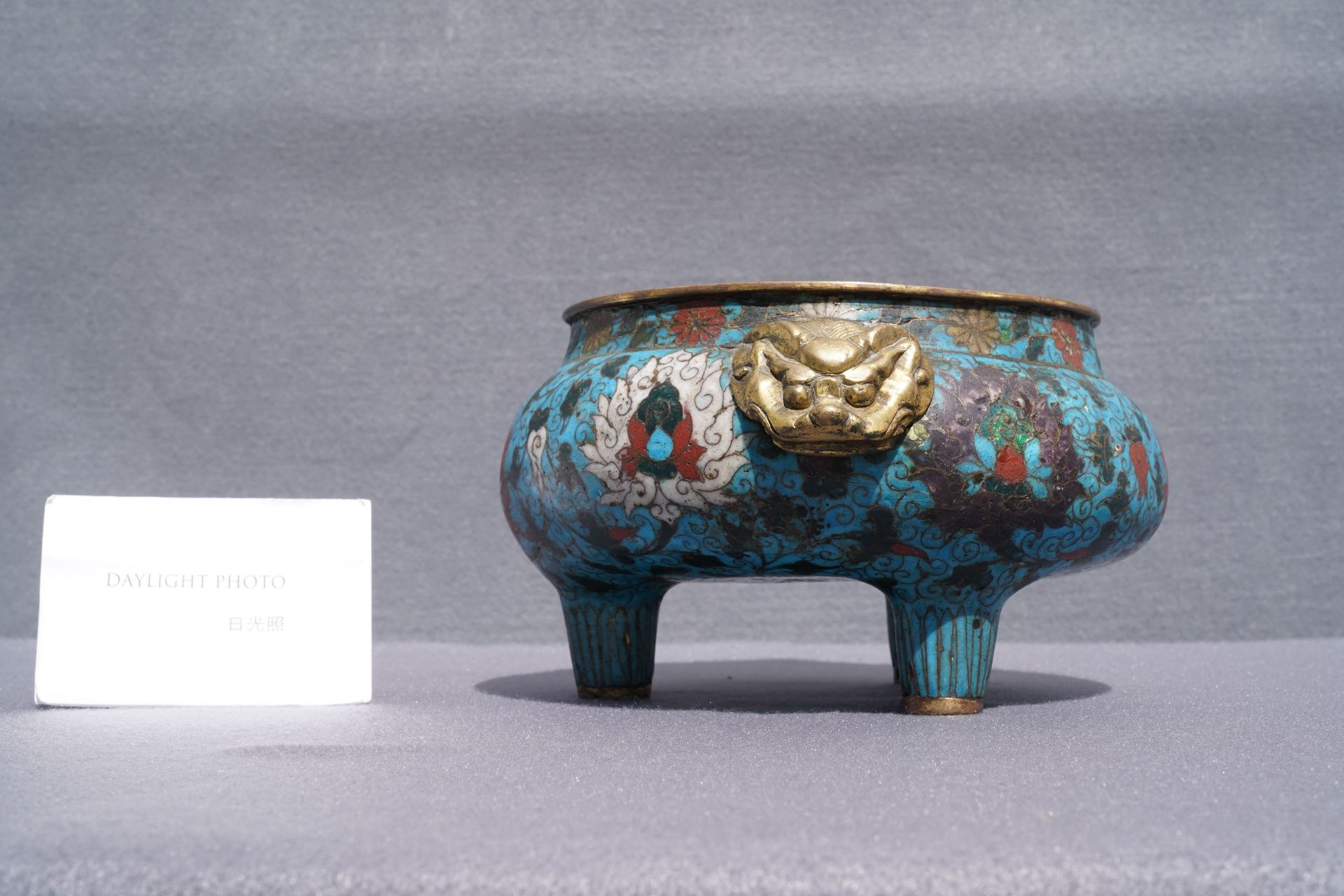 A large Chinese cloisonne tripod censer, Ming - Bild 8 aus 12