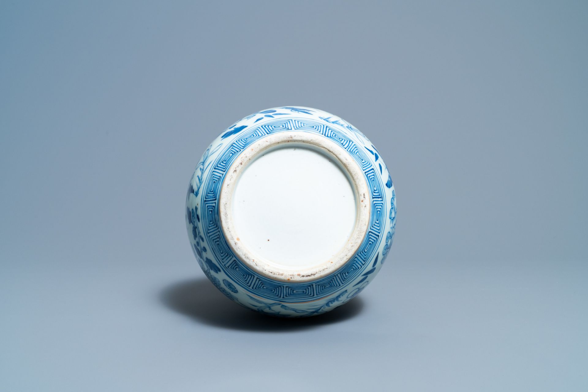 A Chinese blue and white double gourd vase, 19th C. - Image 6 of 6