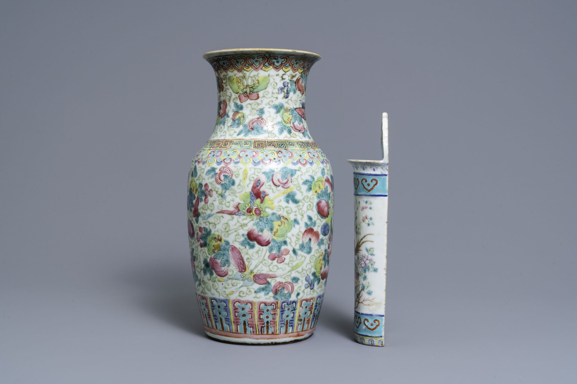 A varied collection of Chinese famille rose and blue and white wares, 19/20th C. - Image 7 of 21