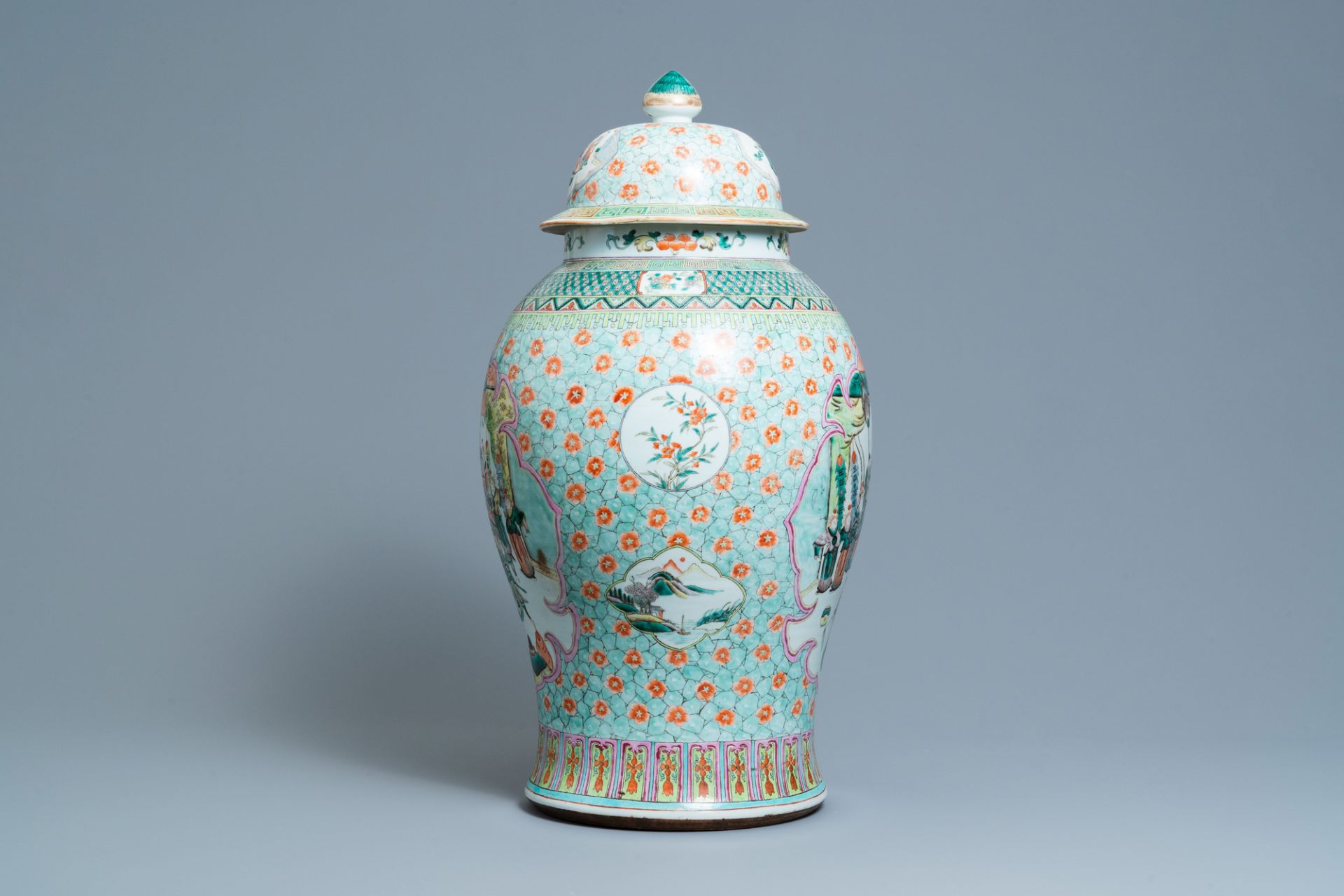 A large Chinese famille verte vase and cover, 19th C. - Image 2 of 8