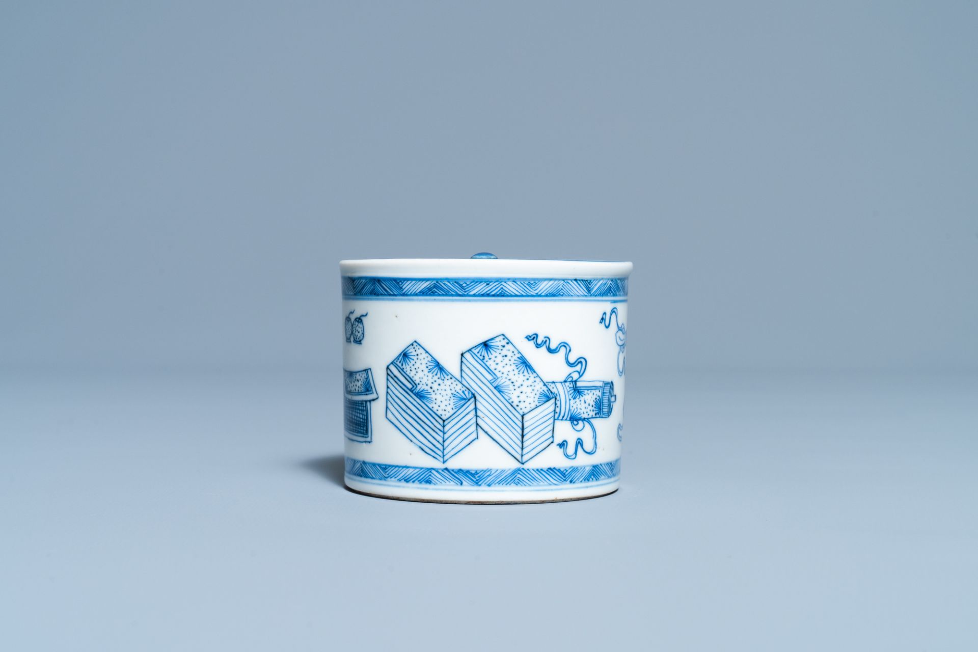 A Chinese blue and white inkwell with antiquities design, Kangxi - Image 4 of 7