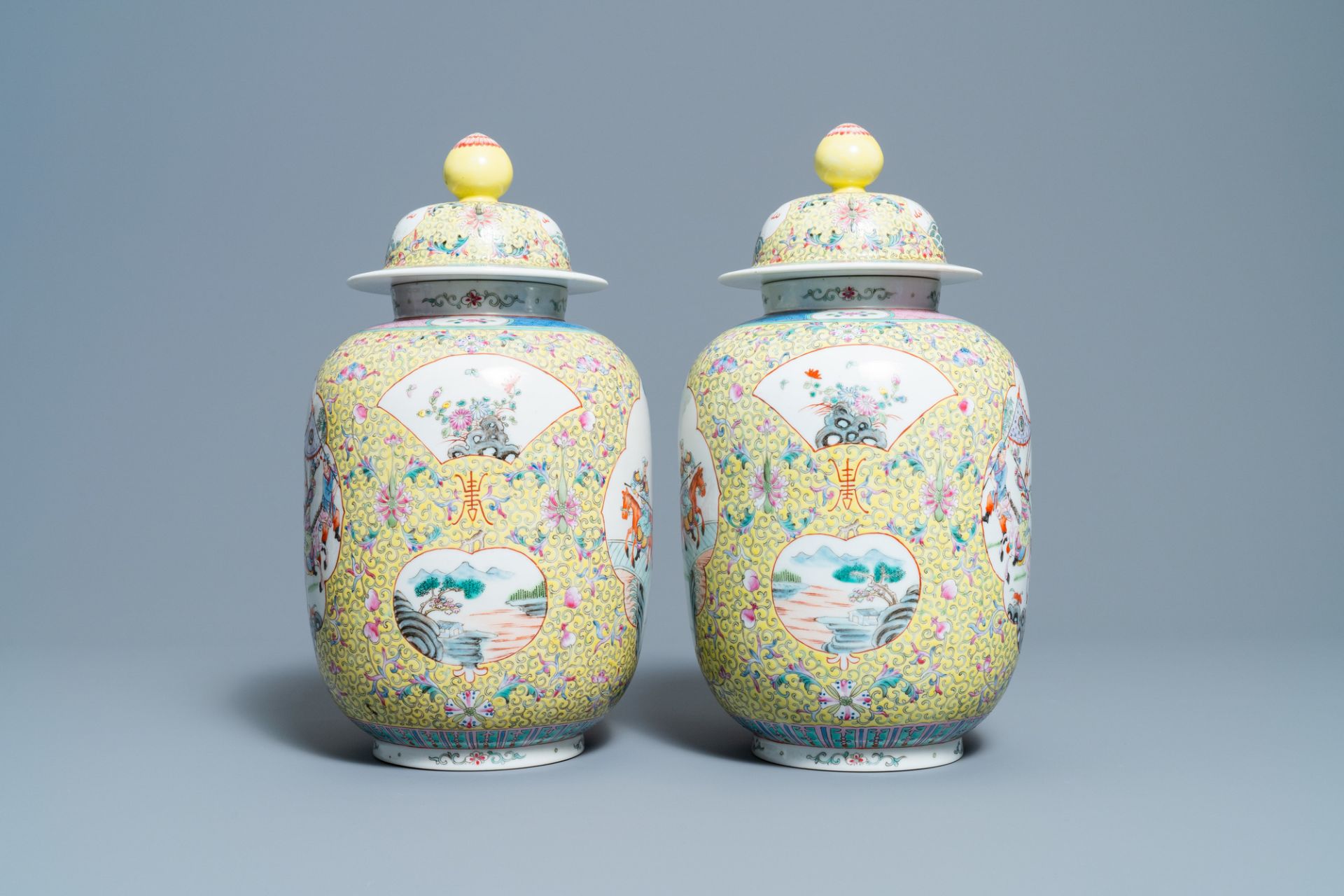 A pair of Chinese famille rose yellow-ground vases and covers, Guangxu mark, Republic - Bild 4 aus 6
