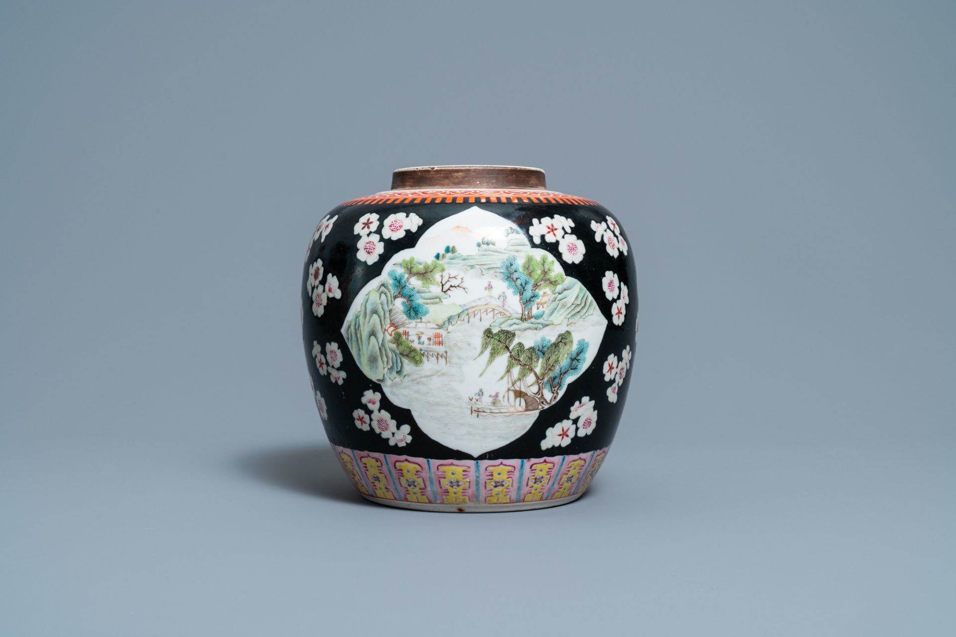 A Chinese black-ground famille rose jar, 19th C. - Image 4 of 7