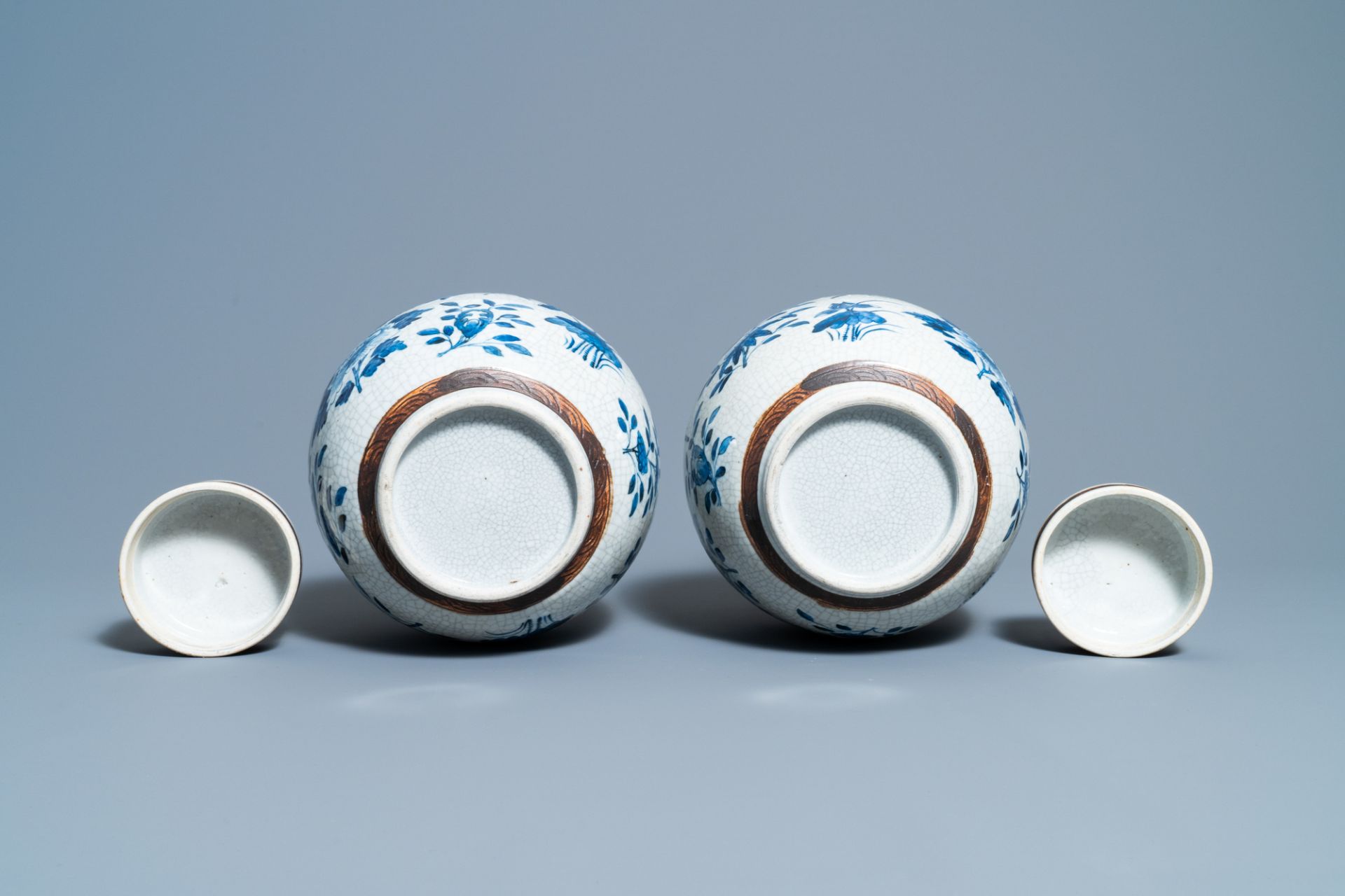 A pair of Chinese blue and white Nanking crackle-glazed jars and covers, 19th C. - Image 6 of 6