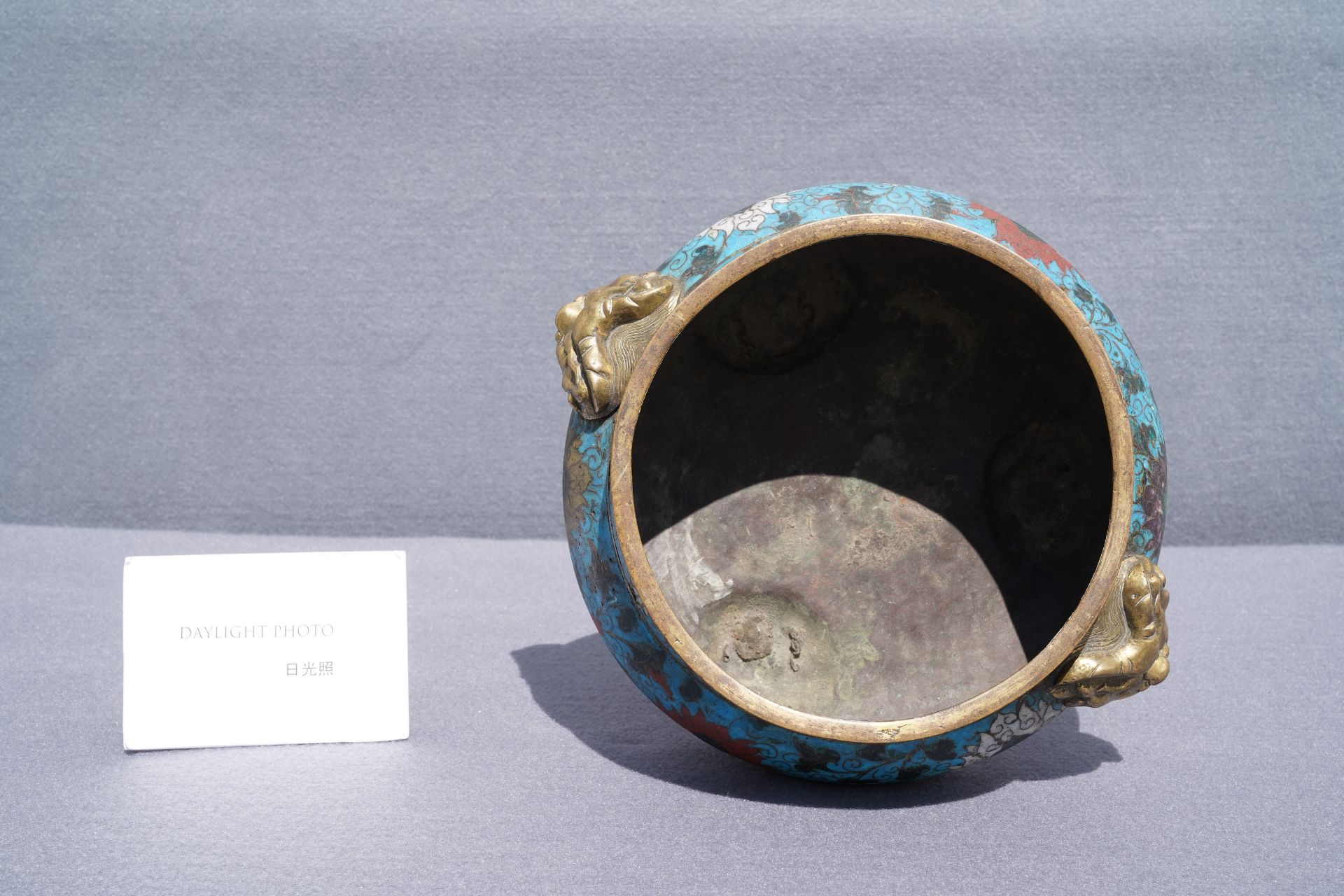 A large Chinese cloisonne tripod censer, Ming - Bild 12 aus 12