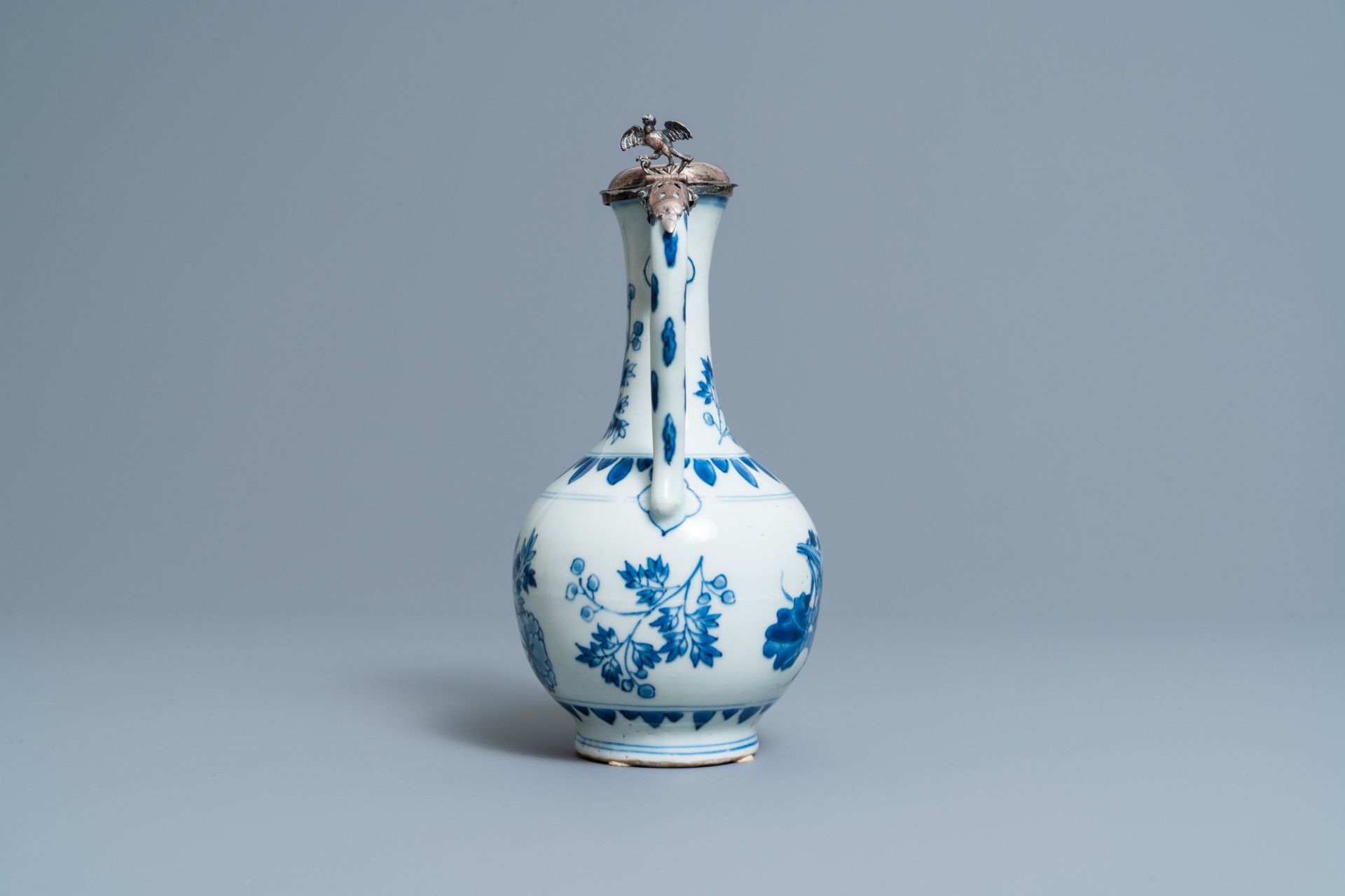 A Chinese blue and white silver-mounted ewer and cover, Transitional period - Bild 5 aus 10