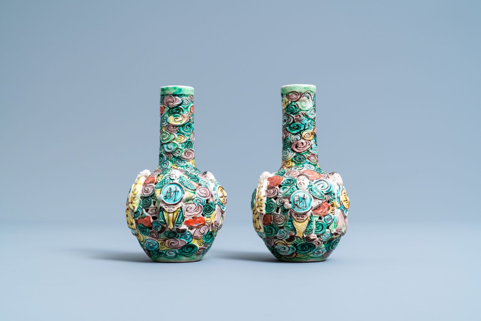 A pair of Chinese reticulated famille verte bottle vases, 19th C. - Image 4 of 6