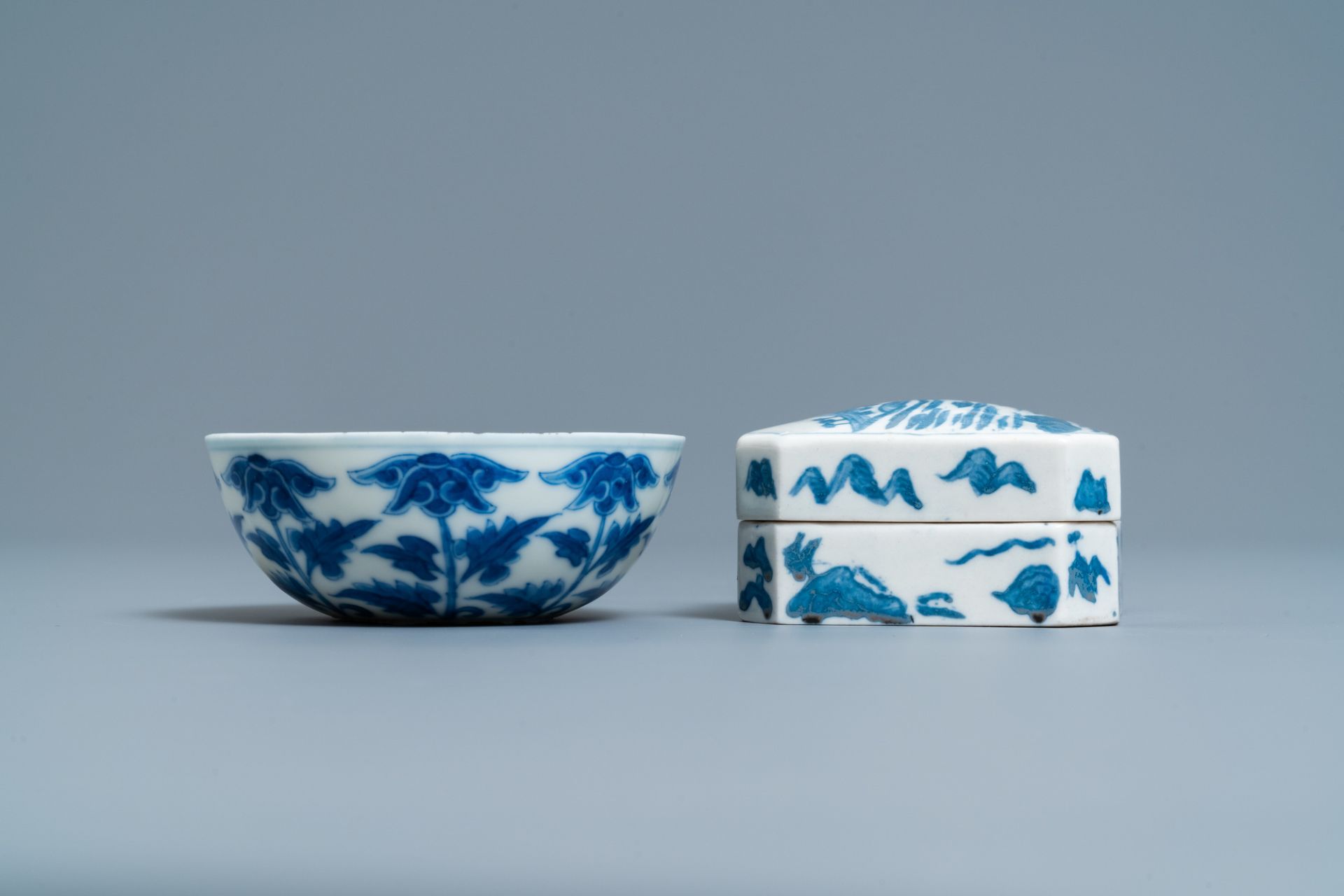 A Chinese blue and white plate, a bowl and a box and cover, Qianlong and Guangxu mark, 19/20th C. - Image 7 of 9