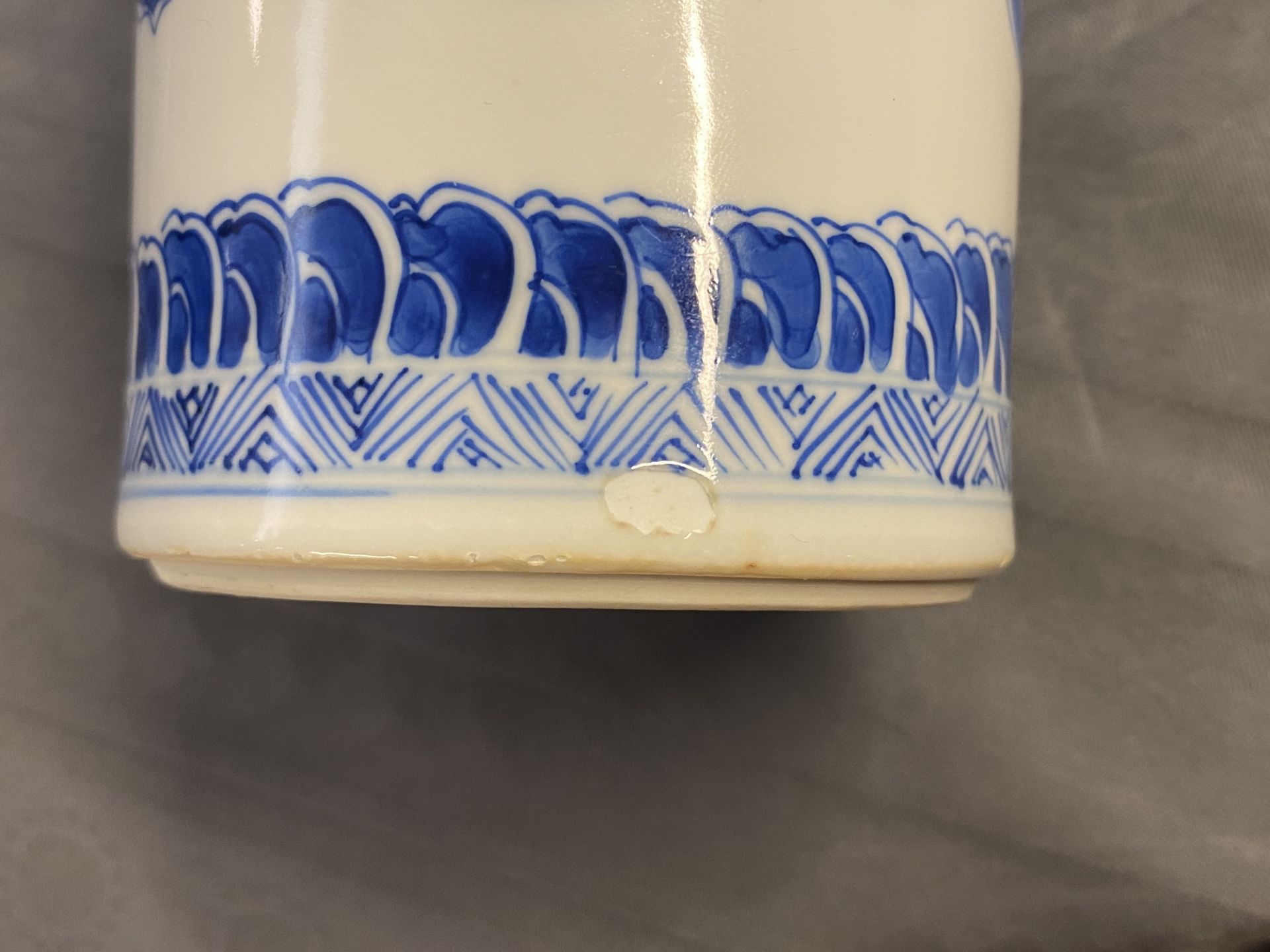 A Chinese blue and white rouleau vase, Kangxi - Image 11 of 13