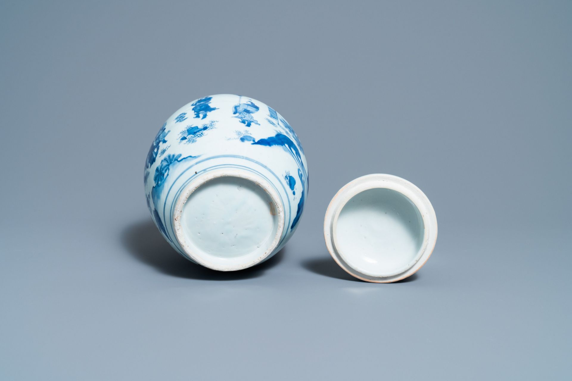 A Chinese blue and white jar and cover with figures in a landscape, Transitional period - Image 7 of 13