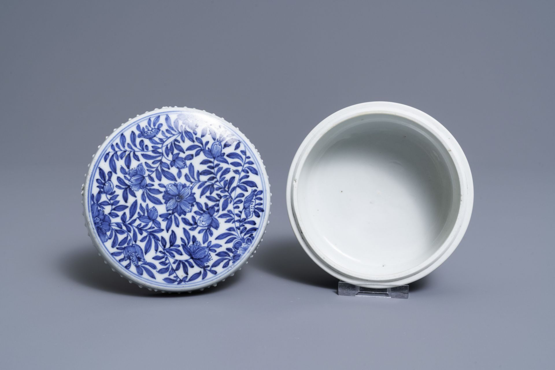 A round Chinese blue and white box and cover, Kangxi - Image 6 of 7