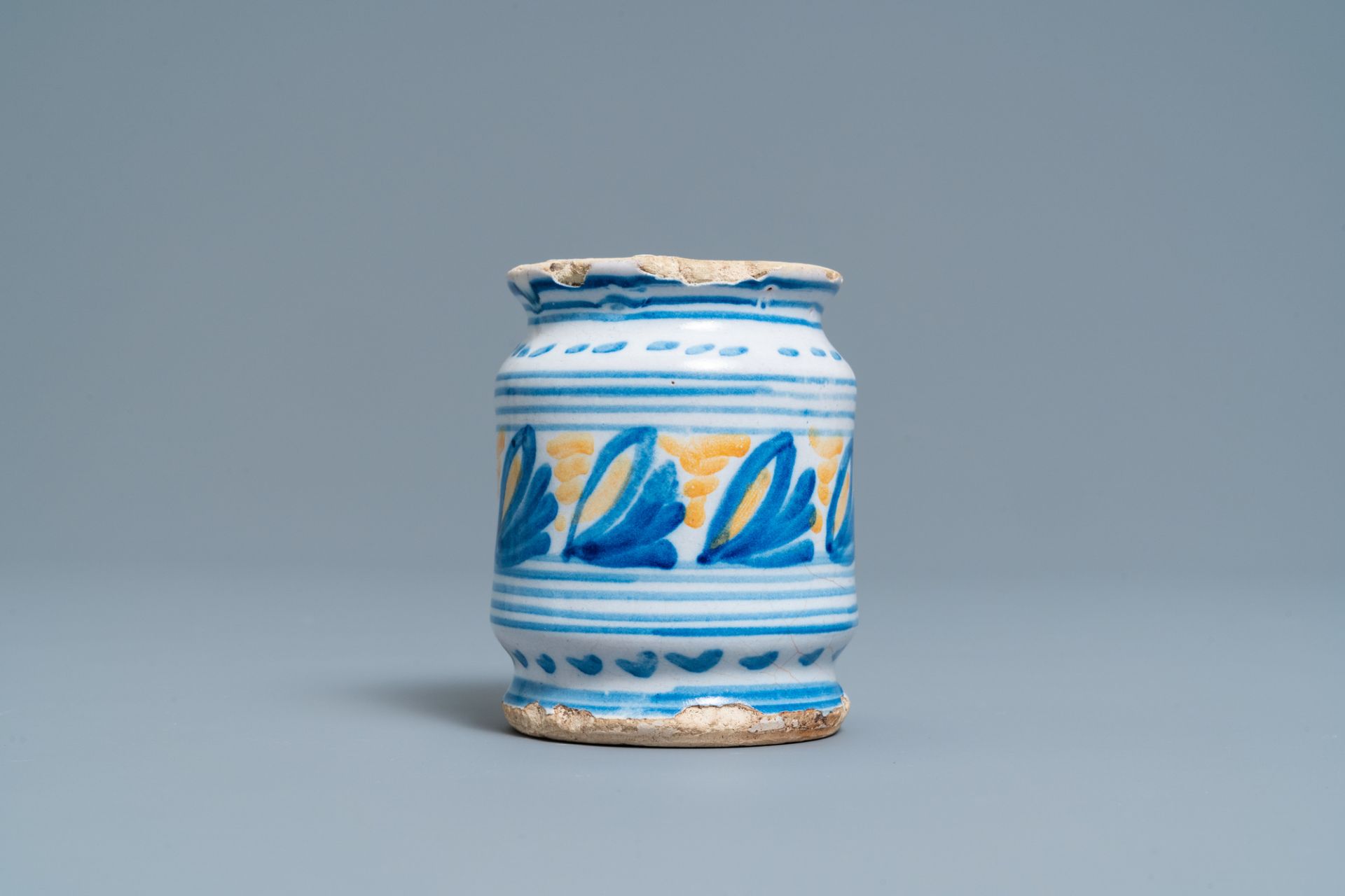 A polychrome maiolica albarello-type ointment jar, Northern Netherlands, ca. 1600 - Bild 4 aus 7