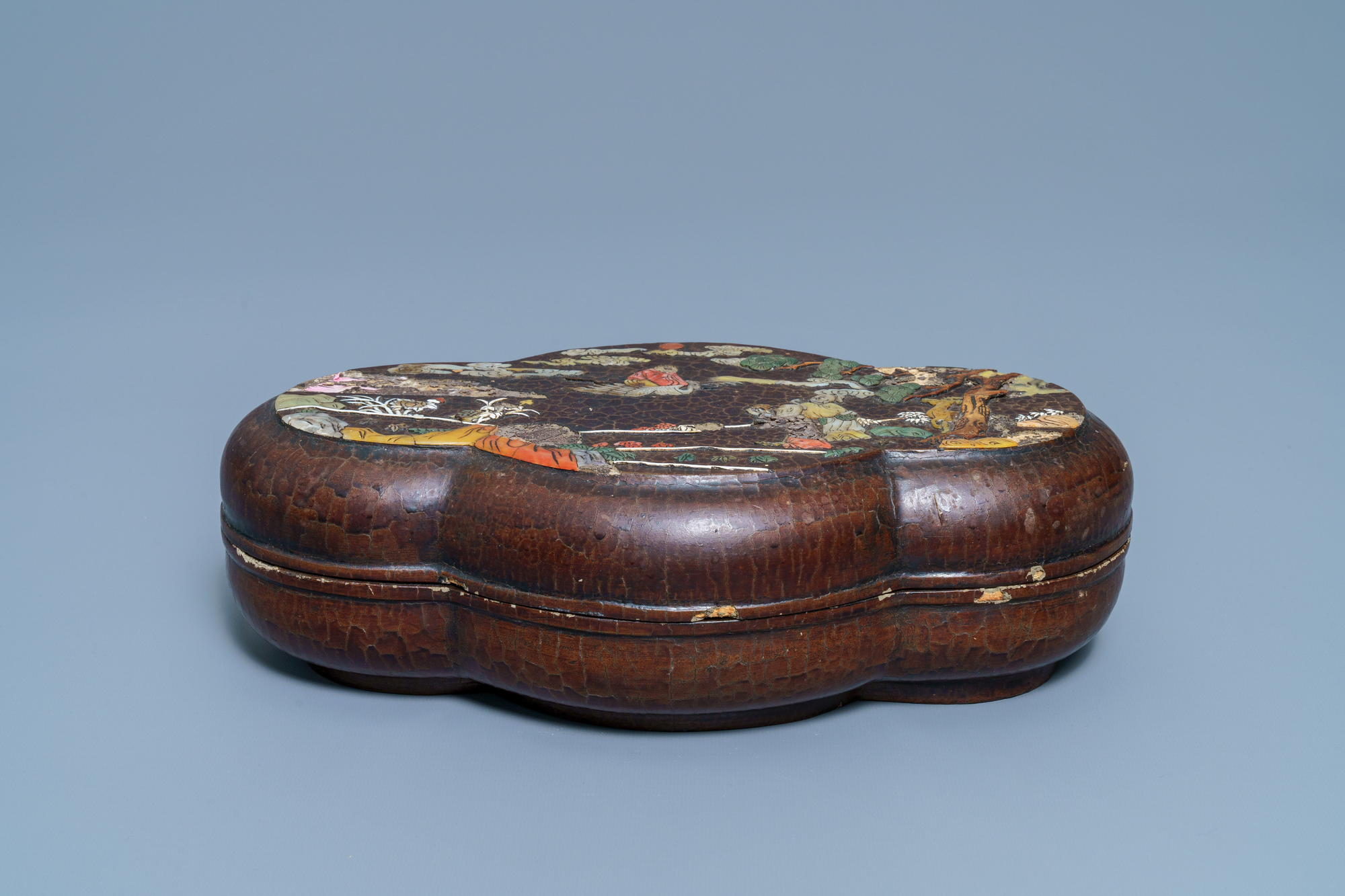 A Chinese mother-of-pearl and soapstone-inlaid lacquered box and cover, Qianlong mark, 18/19th C. - Image 4 of 10