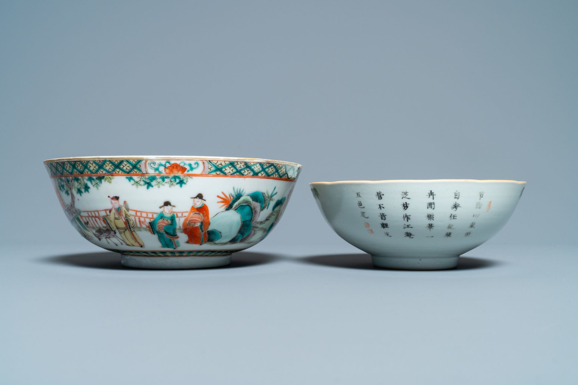 A Chinese blue and white jardiniere and two famille verte bowls, 19/20th C. - Image 10 of 13