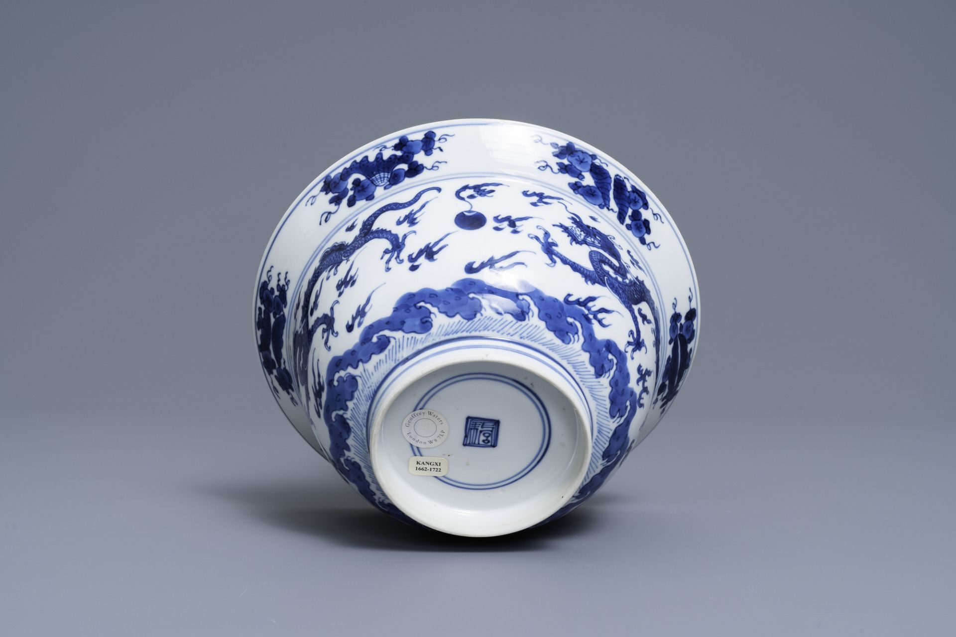 A Chinese blue and white 'dragon' bowl, Kangxi - Image 7 of 7