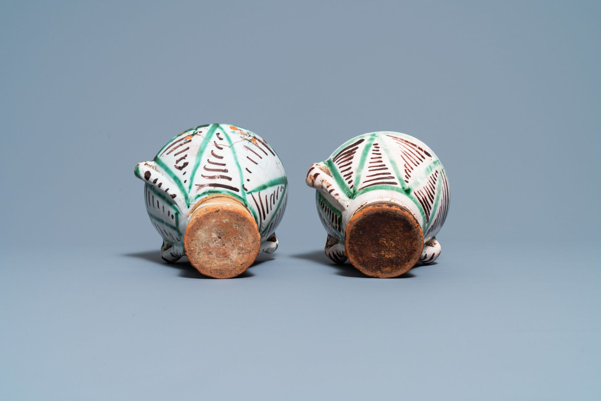 A pair of polychrome Spanish pottery mortars, 16/17th C. - Bild 7 aus 7